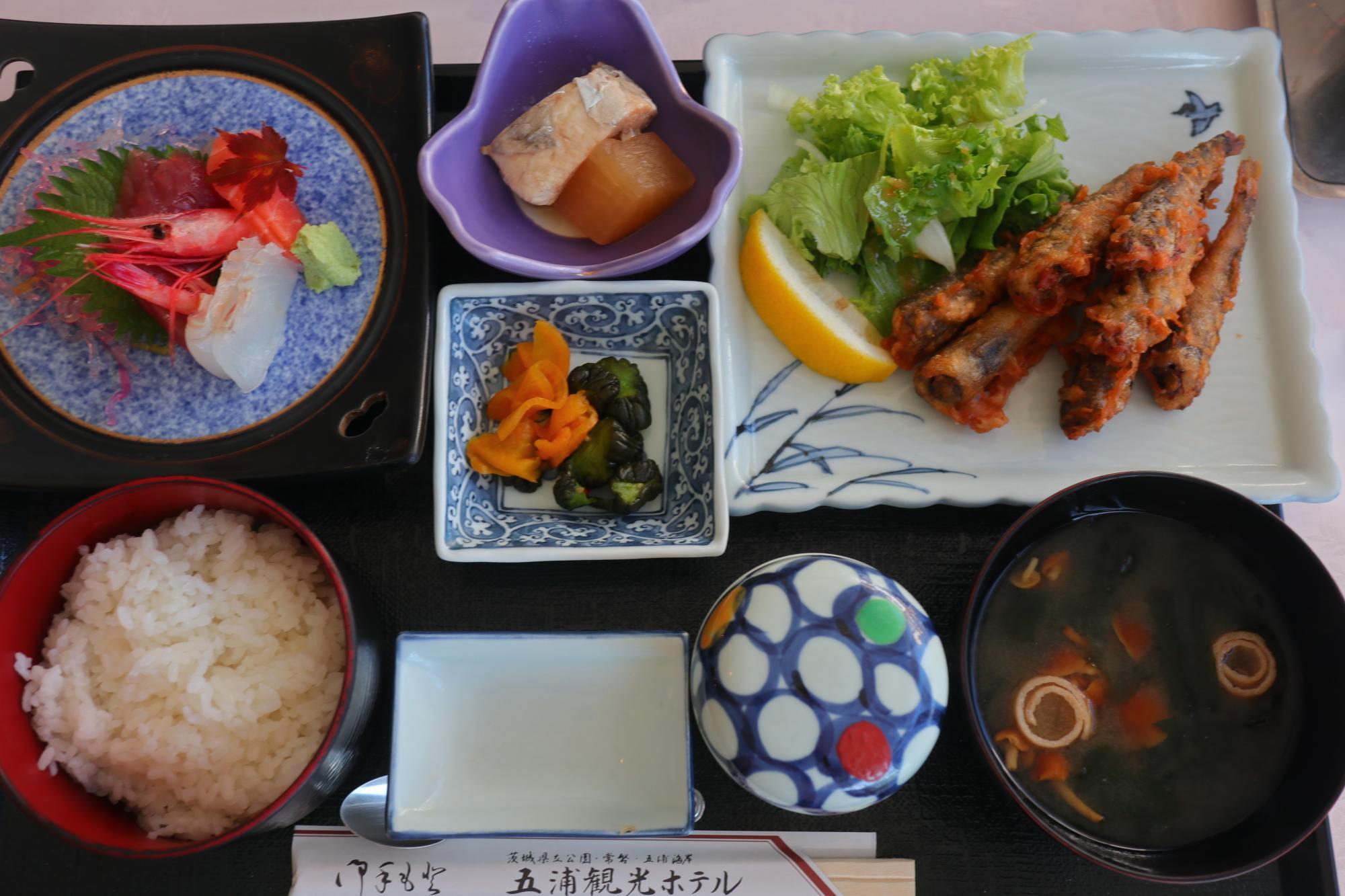 「レストラン椿」の目光（めひかり）唐揚げ定食1,700円