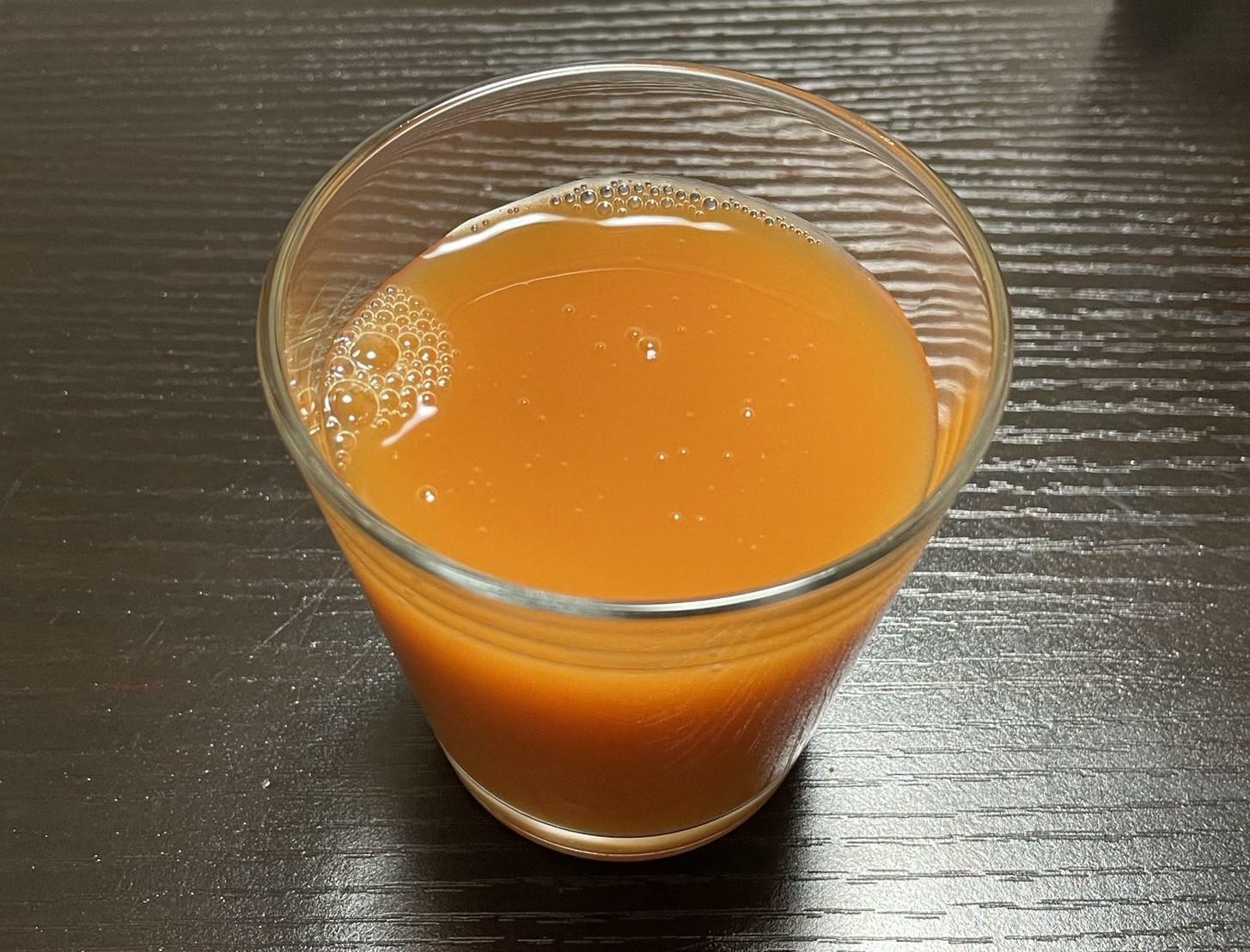 グラスに移すと、オレンジ色のミックスジュース。野菜のあまい香りがしてきます
