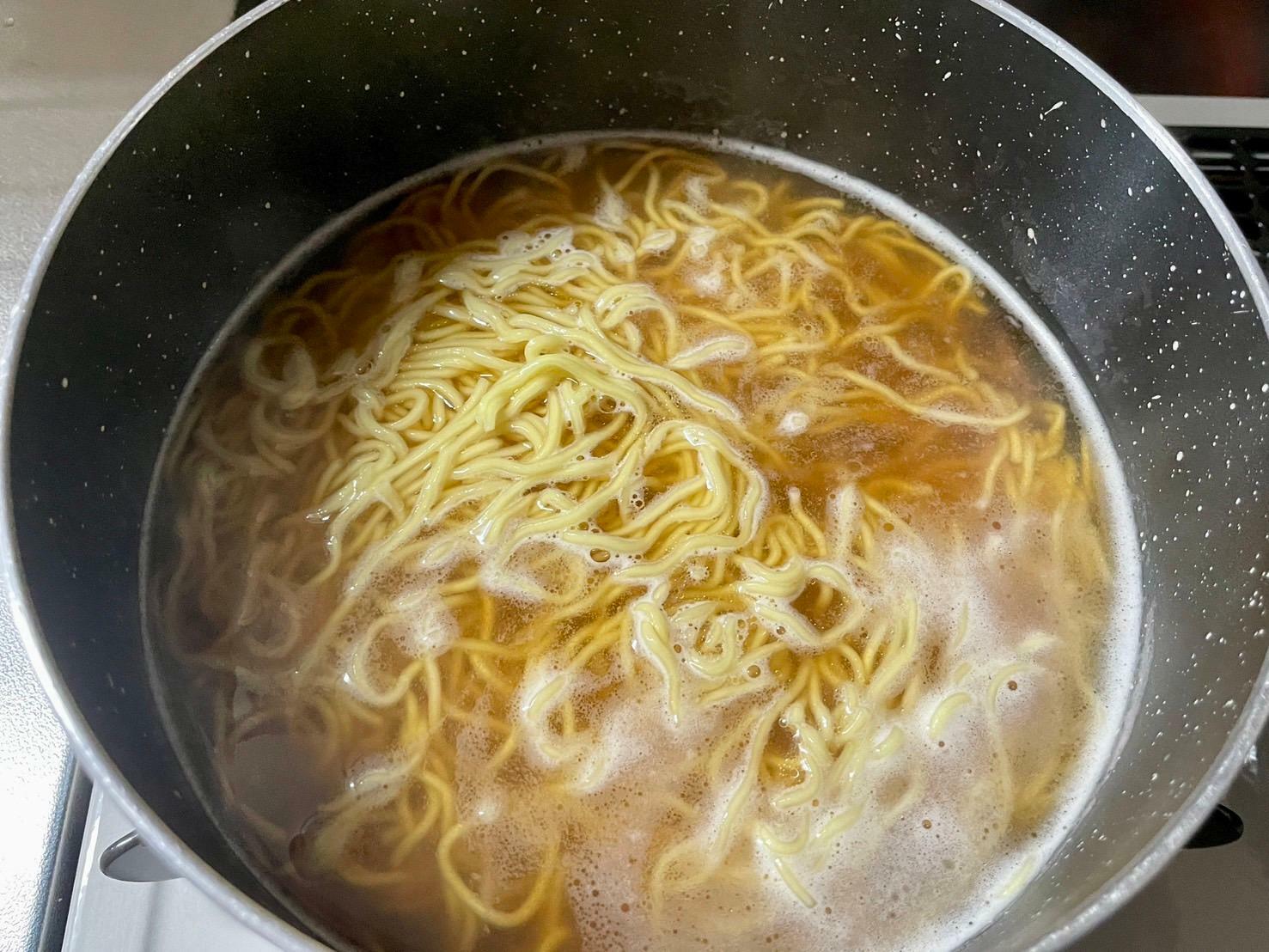 茹で上がったらスープを入れます。これだけ簡単！