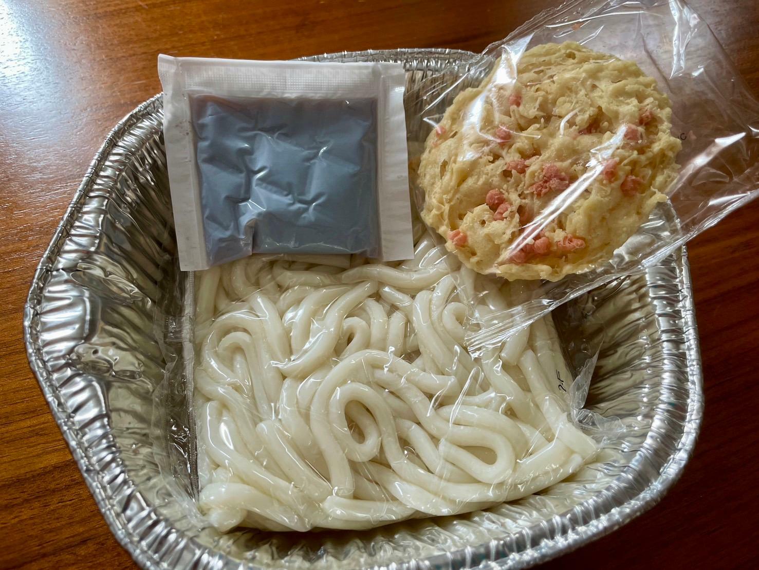 うどん、だし、天ぷらが入っています