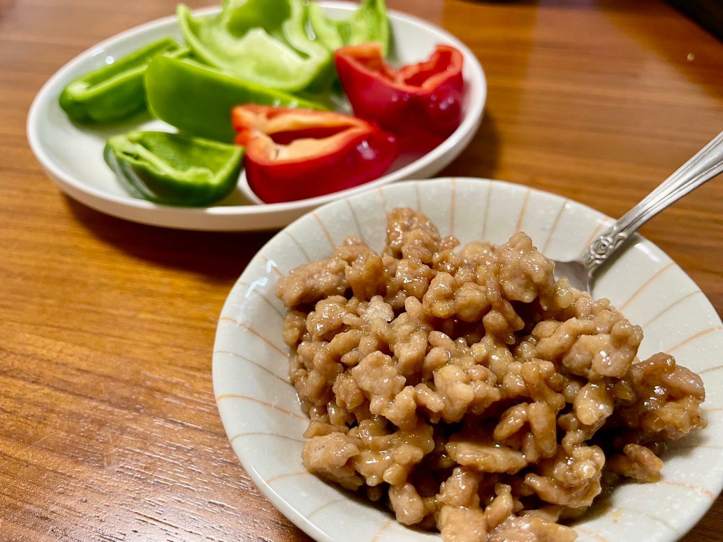 ピーマンの中に味噌そぼろを詰めると…