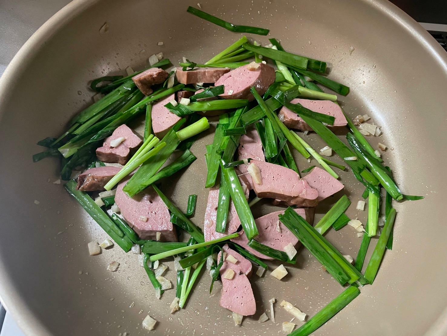 スモークレバー、ニラ、しょうが、にんにくをごま油で炒め、醤油と酒、砂糖で味をととのえます