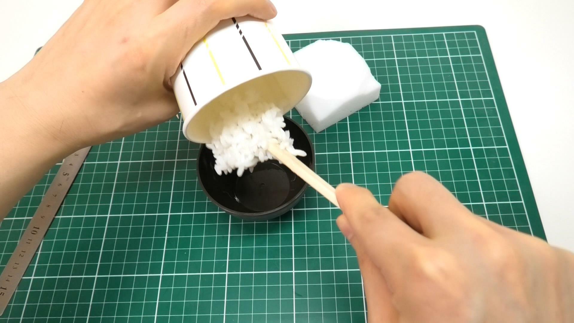 接着剤を付けたそっくり米をお茶碗に入れて型どり。お茶碗には離型剤が塗ってあります