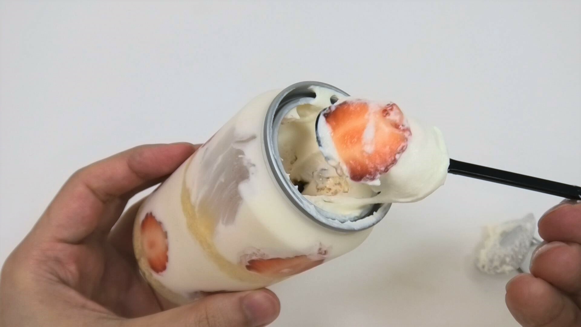 缶の表面からイチゴが滑りでてくるように見えます