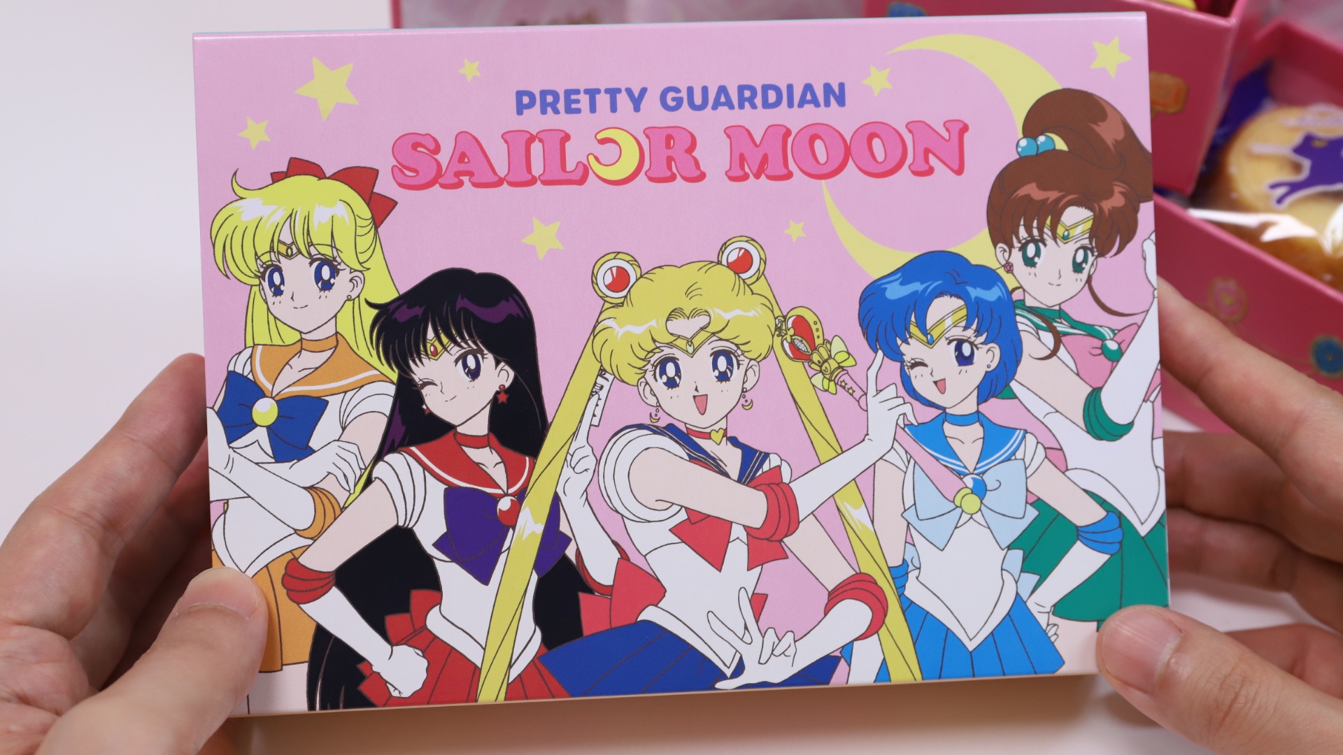 USJのセーラームーンコラボのお土産菓子には予想外の仕掛けが USJのセーラームーンコラボのお土産菓子には予想外の仕掛けが