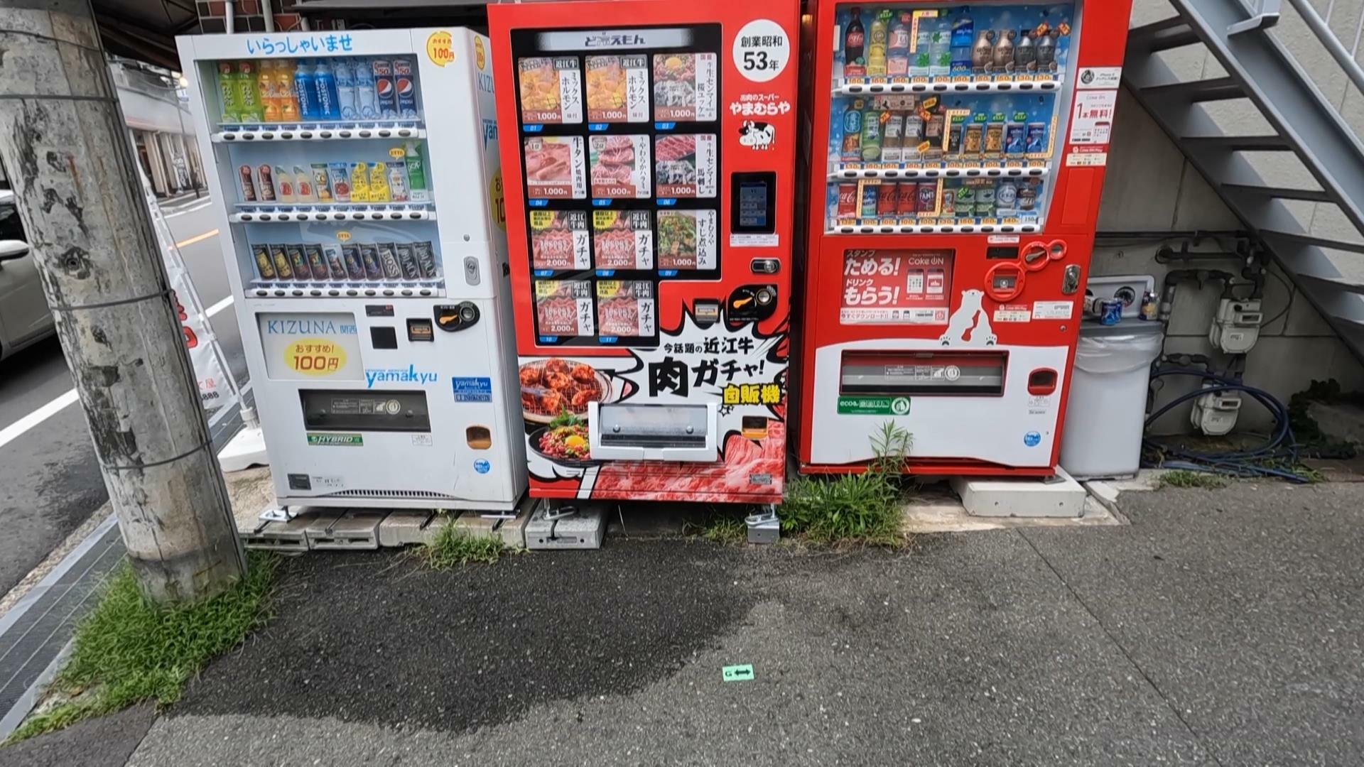これは大阪の宮之阪駅前の自販機です
