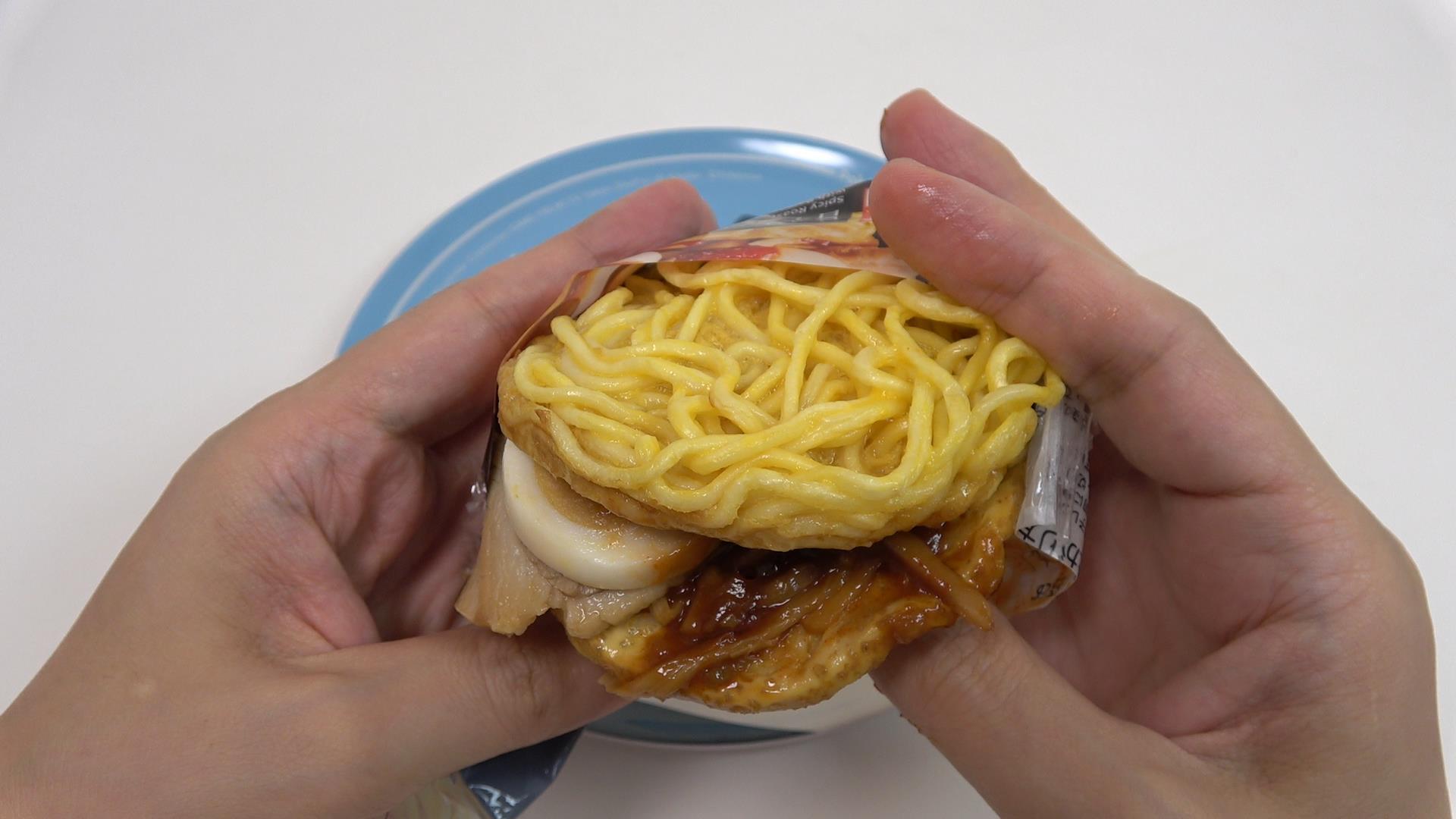 ラーメンを手に持って食べるって変な感じです