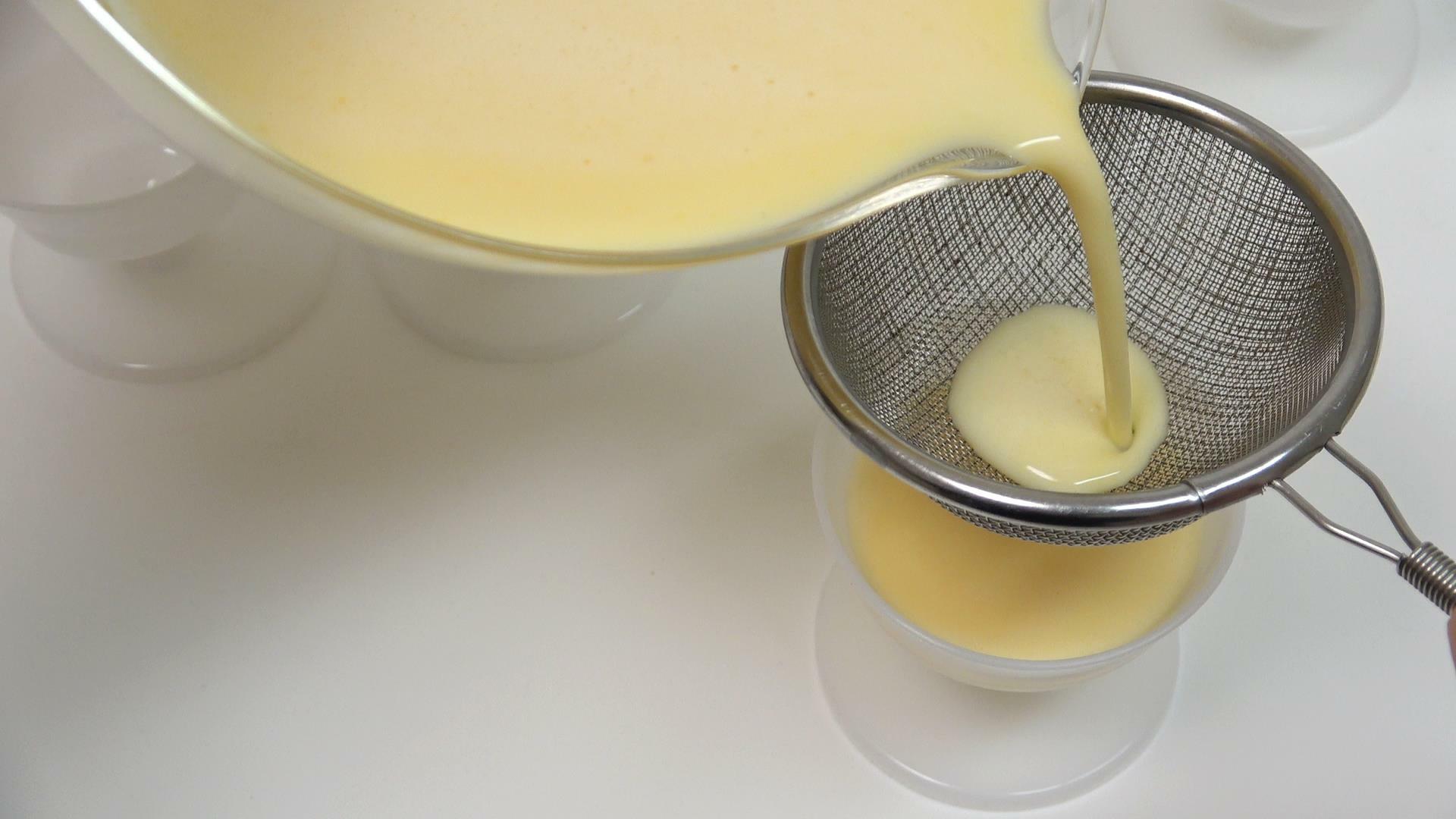 牛乳や卵、砂糖を使ってプリン液を作ります