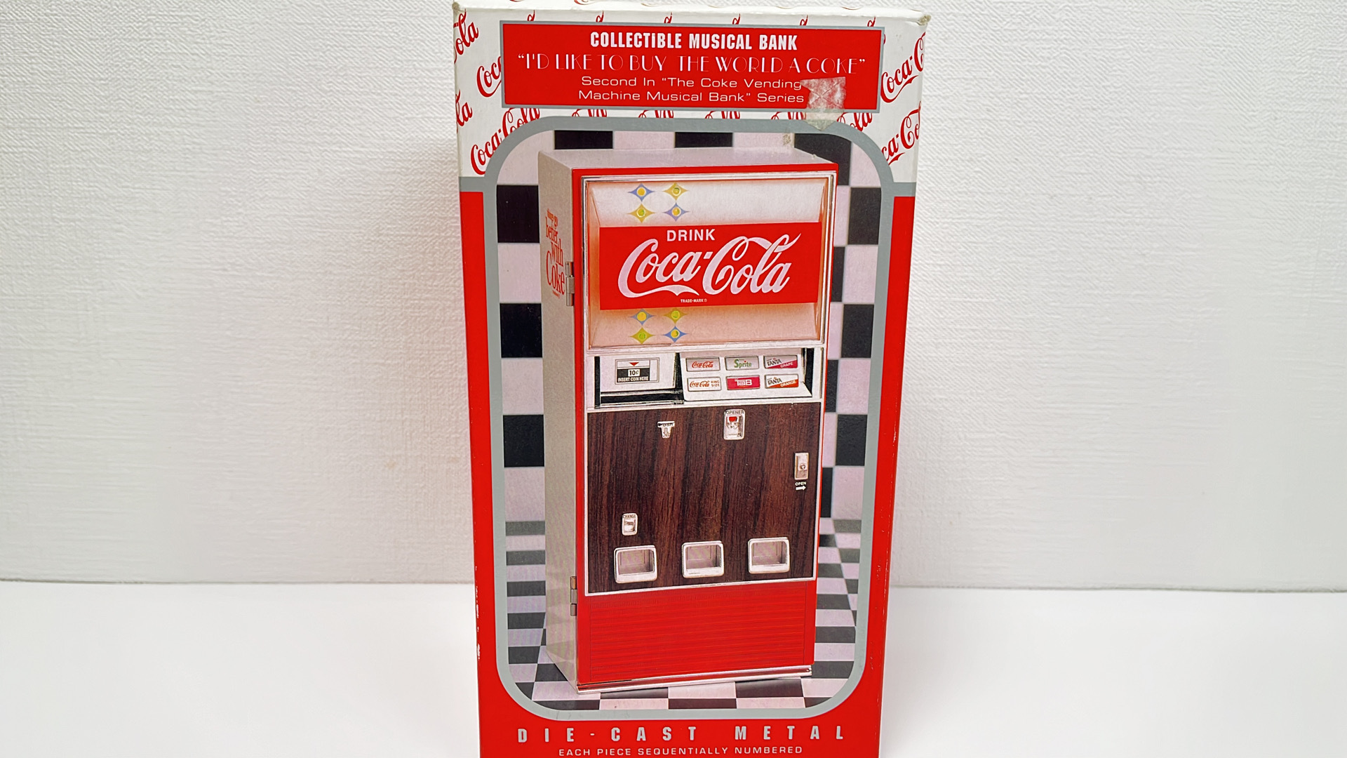 コカ・コーラのミニチュア自販機型貯金箱　外箱