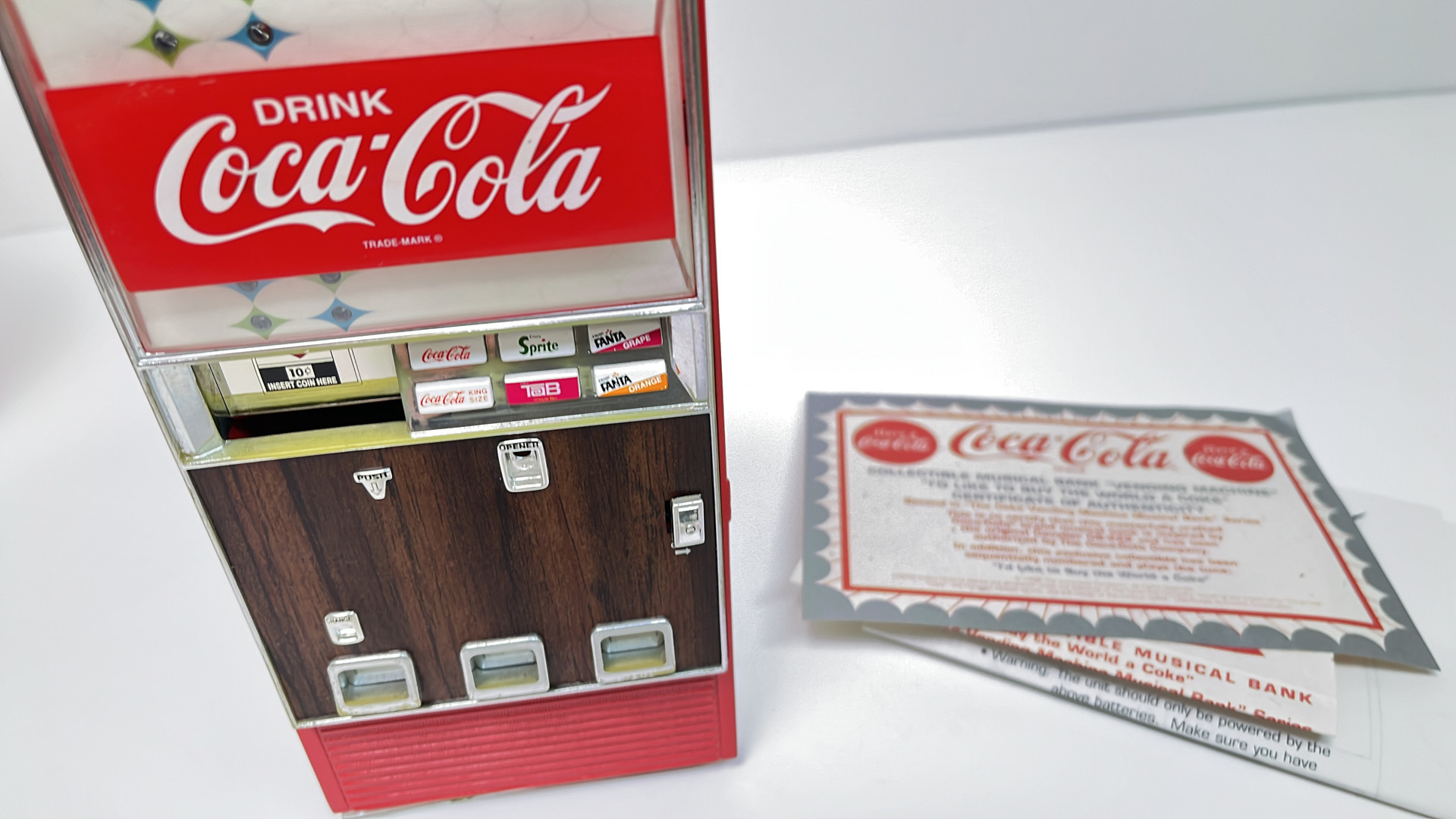 コカ・コーラのミニチュア自販機型貯金箱　内容物