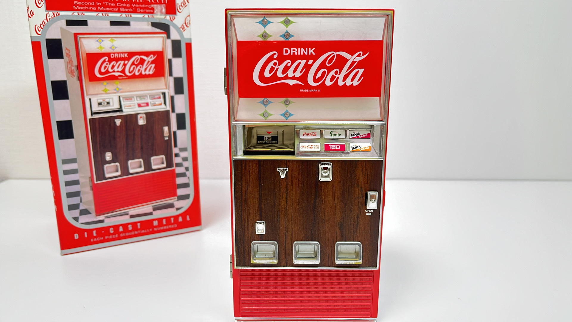 ヤフオクで買ったコカ・コーラのミニチュア自販機型貯金箱。レトロな