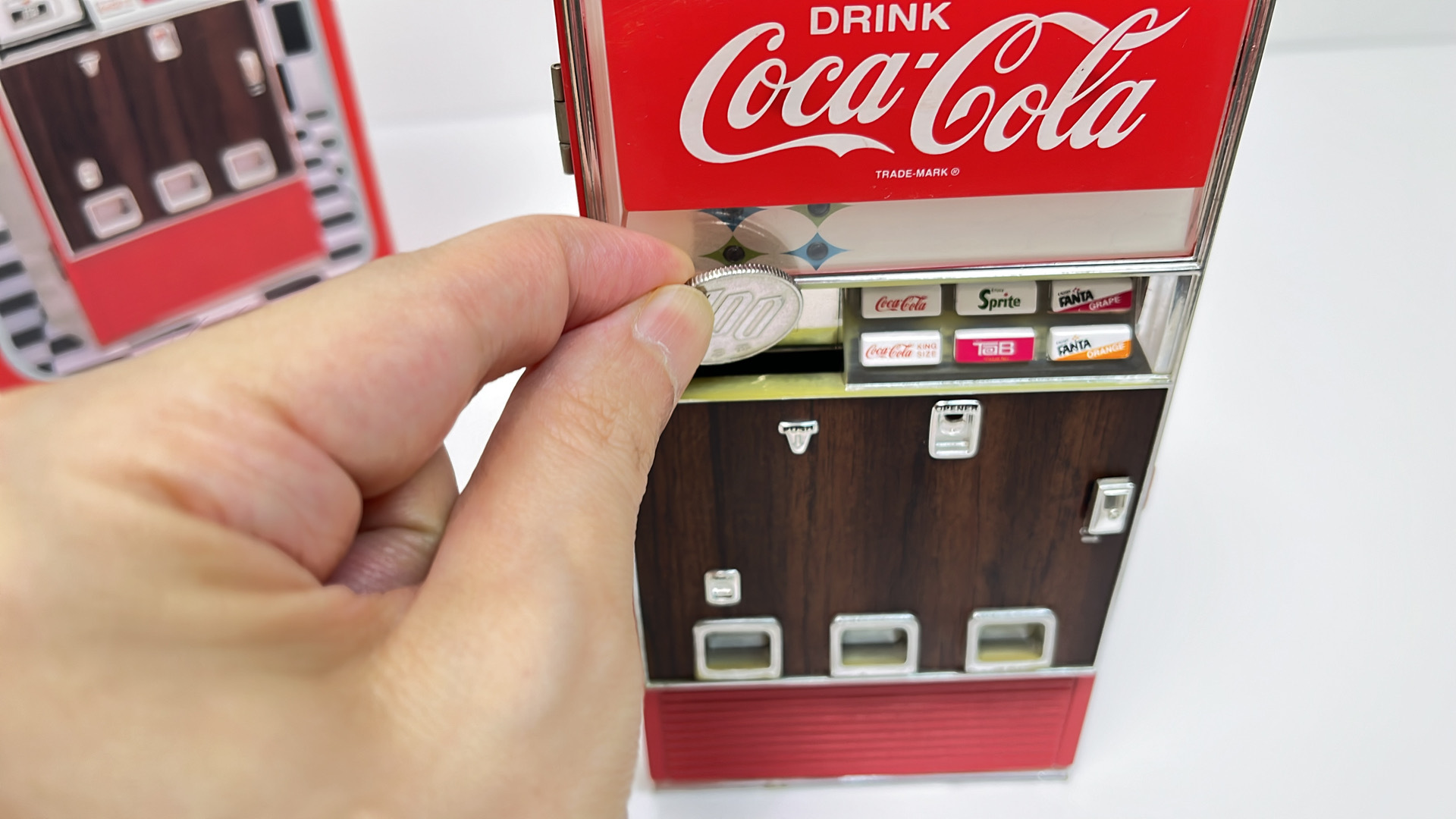 コカ・コーラのミニチュア自販機型貯金箱　コイン投入口