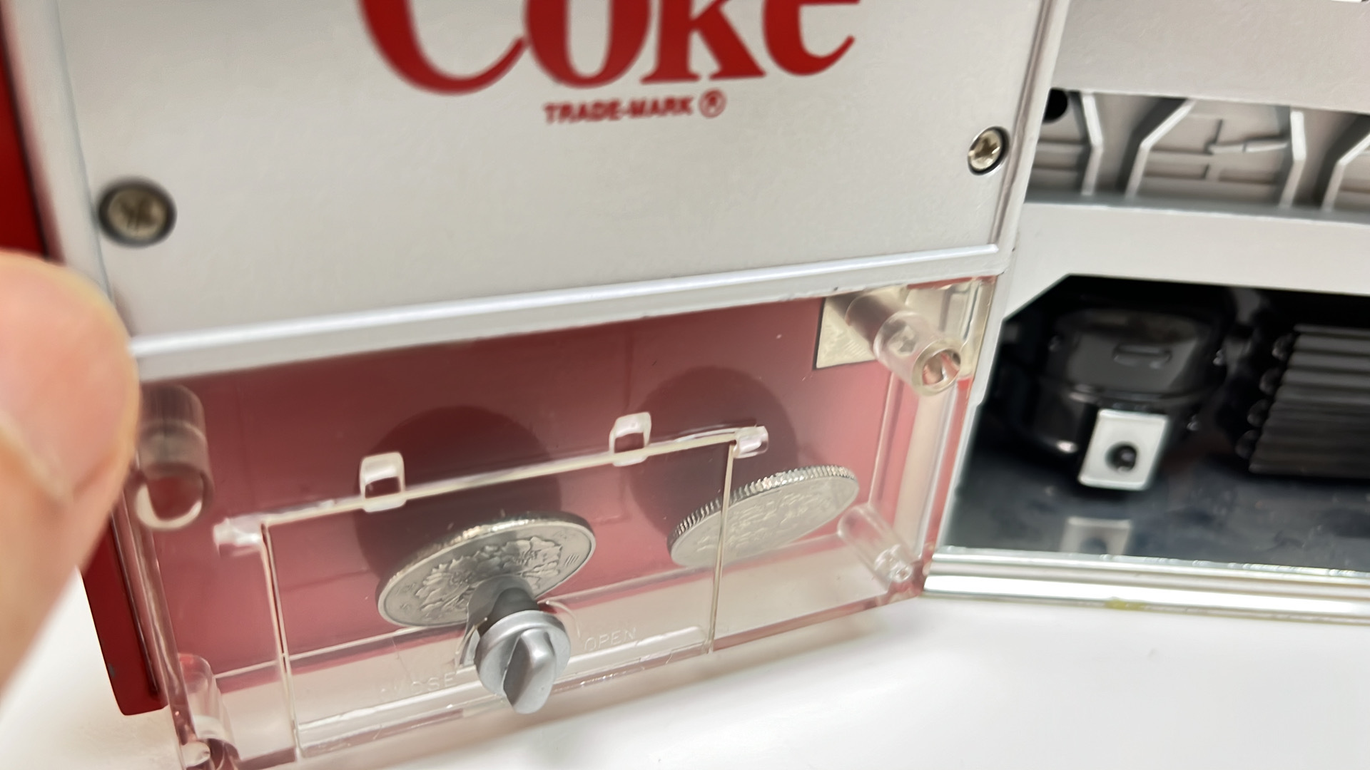 コカ・コーラのミニチュア自販機型貯金箱　コインを取りだす場所