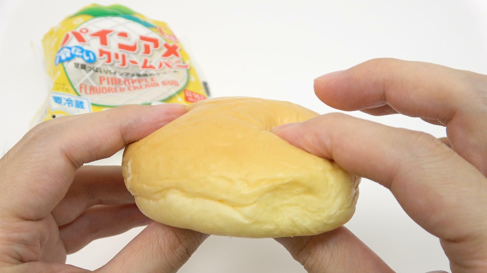西日本限定販売のファミマ冷たい「パインアメクリームパン」　指で押してみる