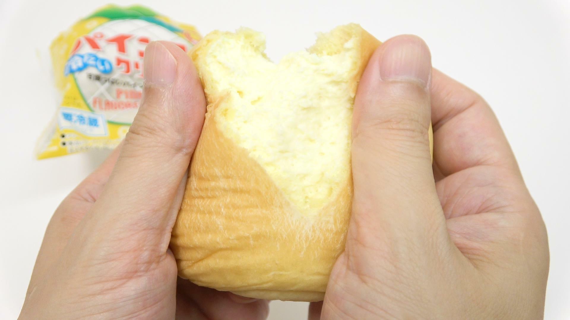西日本限定販売のファミマ冷たい「パインアメクリームパン」を割ってみる