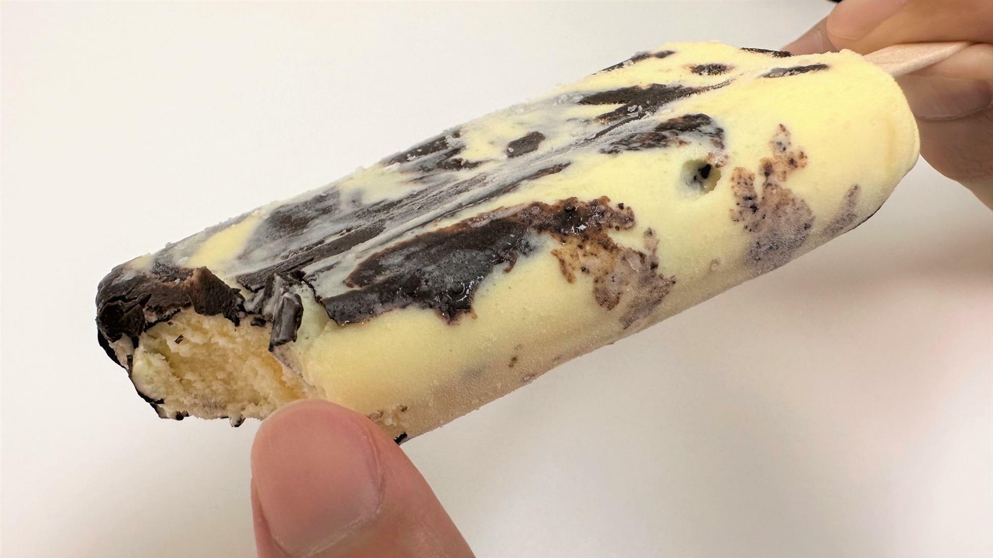 カスタードクリームを思わせる濃厚なザクットバニラのバニラアイス