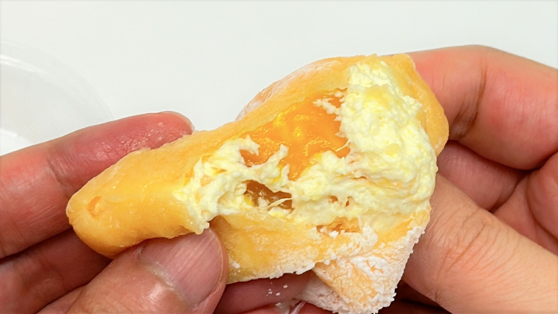 マンゴー杏仁風味のクリームの上にはマンゴーソースが入っています