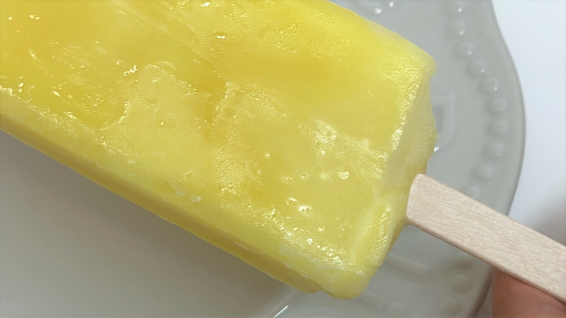 アイス表面がパイナップルらしいとろける食感ぎゅっとパイナップルの表面