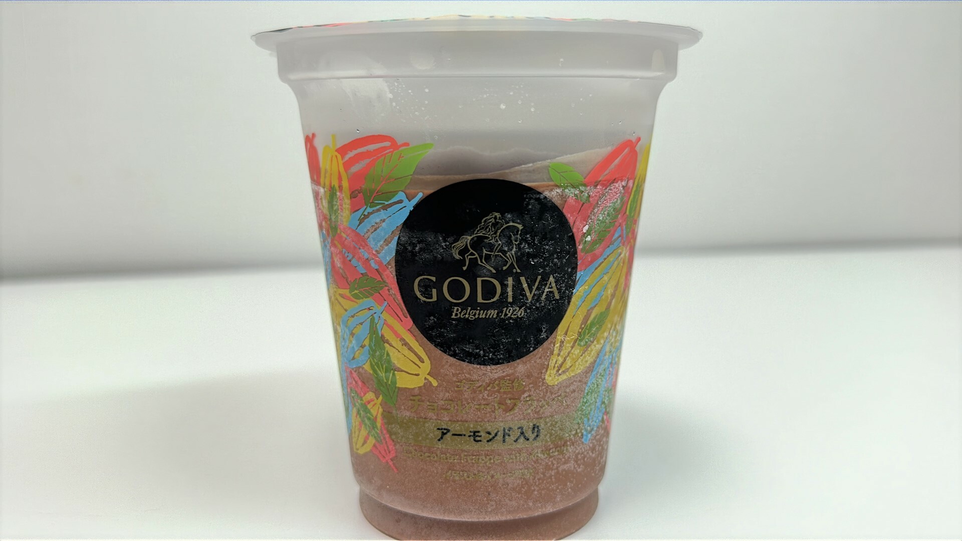 新発売のファミマ「ゴディバ監修チョコレートフラッペ」はお洒落な雰囲気のカップ