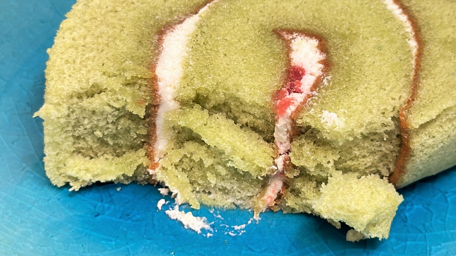 ファミマのメロンソーダ風ロールケーキ