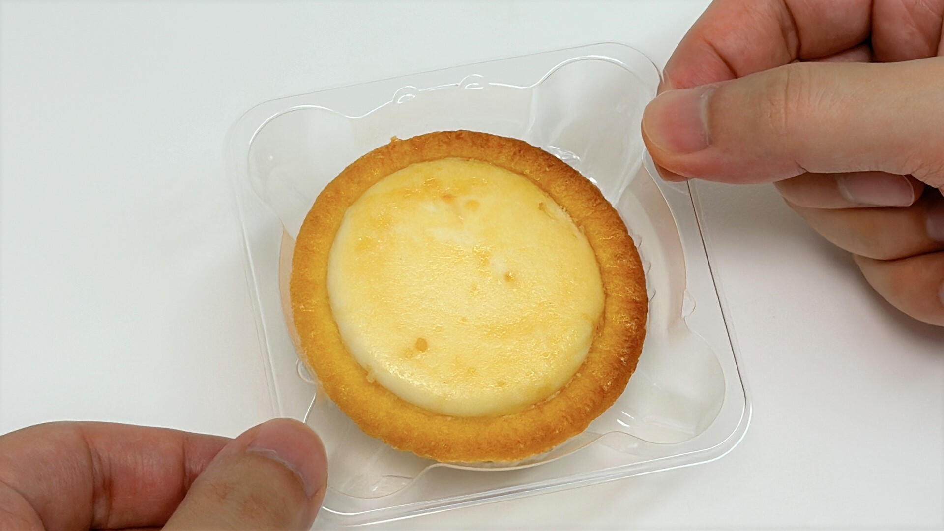 透明カップに守られているファミマのバター香る焼きチーズタルト