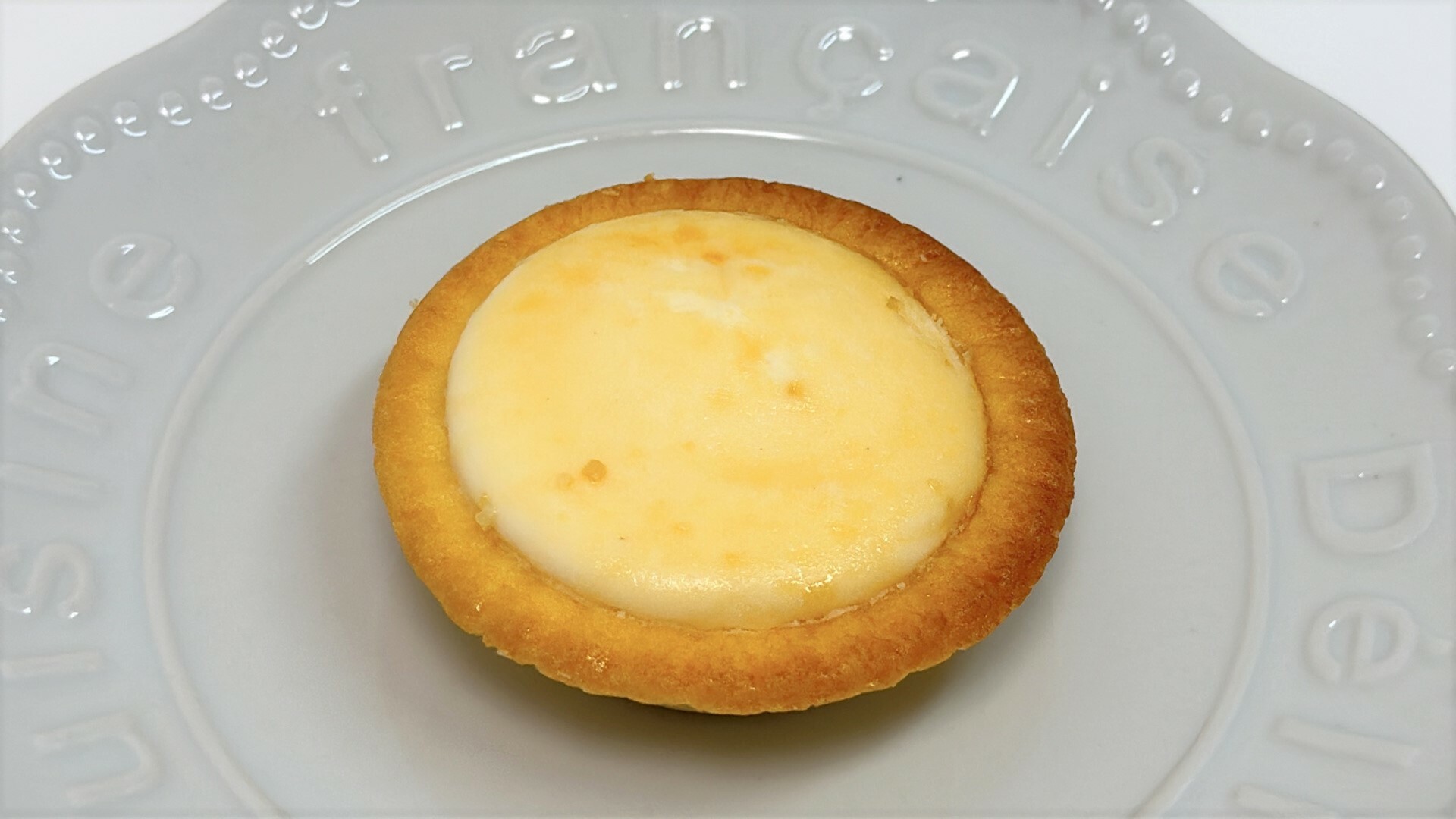 素朴な雰囲気のファミマ新作、バター香る焼きチーズタルト