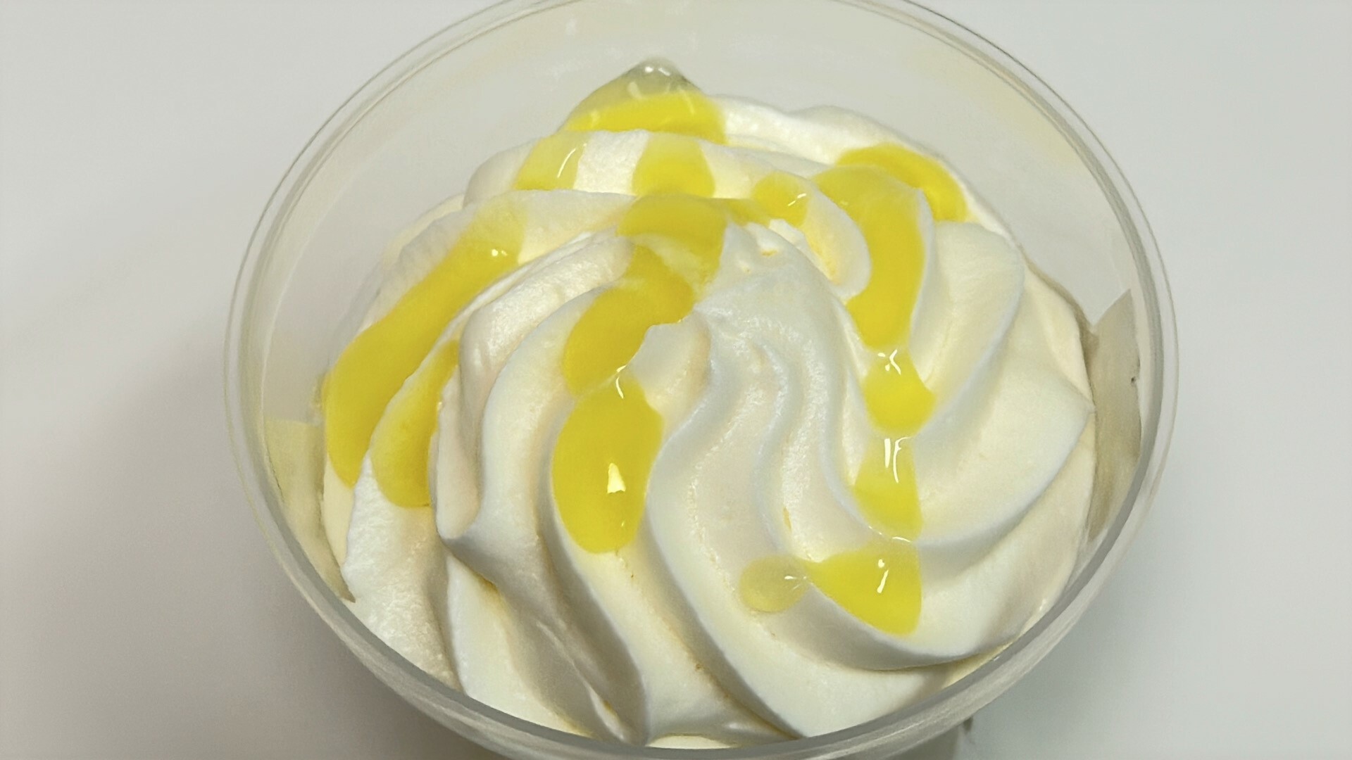 レモンソースが爽やかなセブン新作のレモンソース＆ホイップのミルクプリン