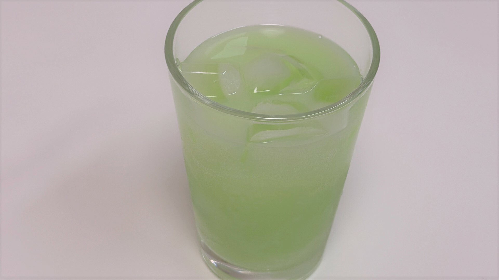 ファミマ限定のファンタパーラークリームソーダメロンは乳白色で淡い緑色