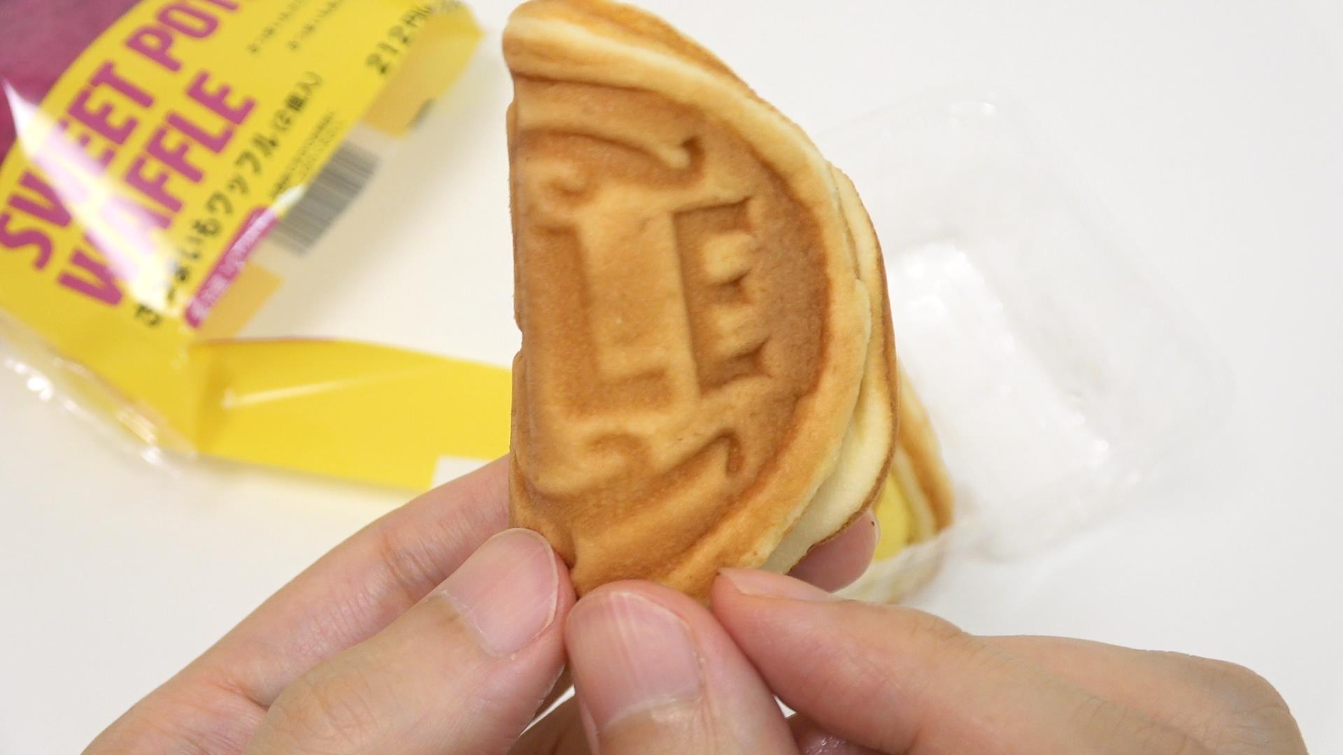 型押しされたWAFFLE文字にレトロ感があるファミマ限定スイートポテトワッフル