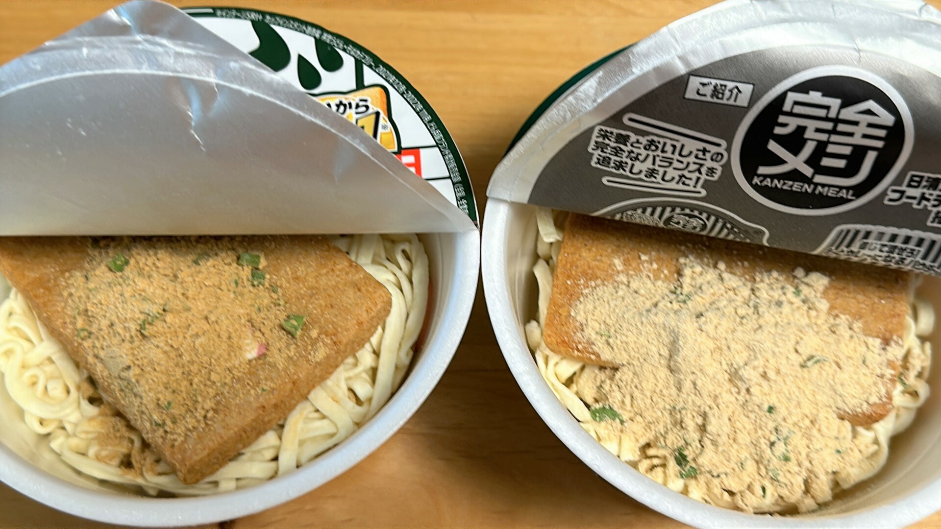 粉末スープの色に違いが見られるどん兵衛（左）、どん兵衛ＰＲＯ（右）