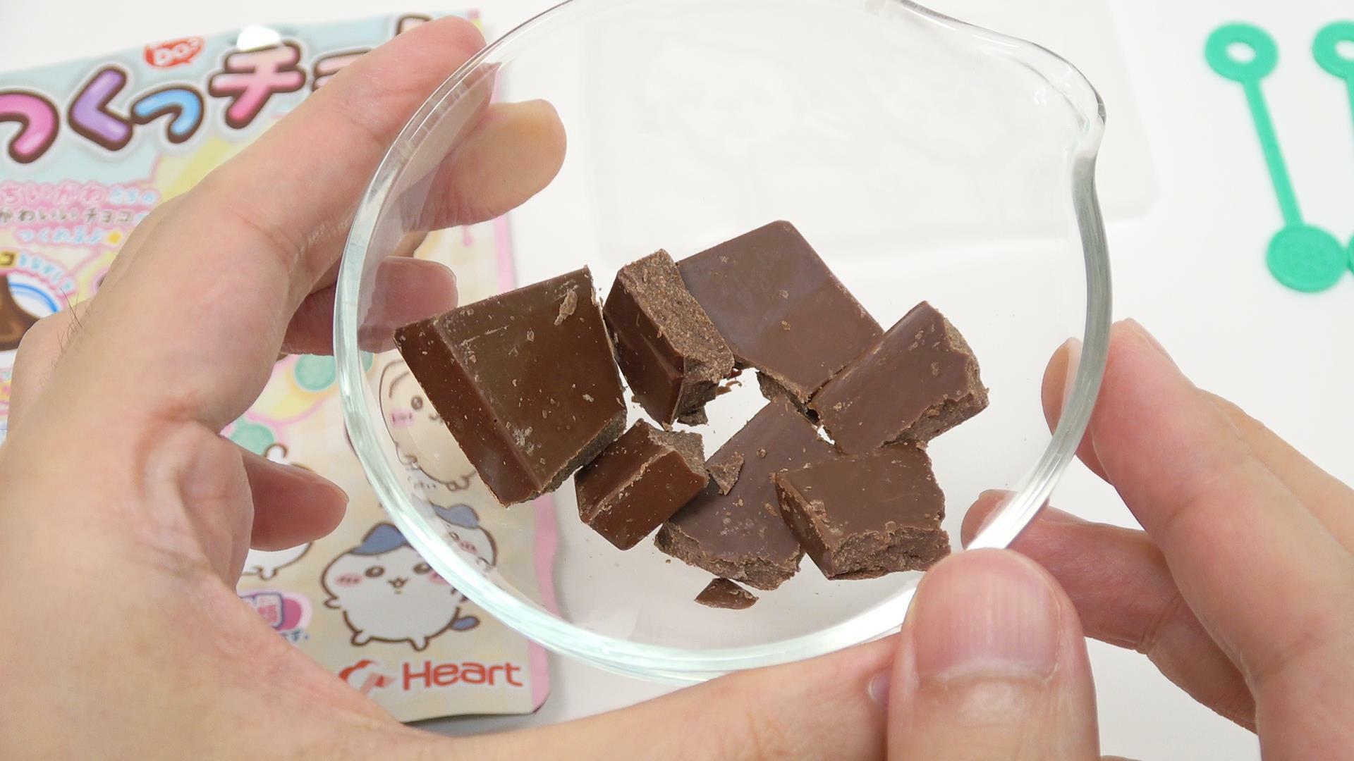 ちいかわつくっチョ　チョコを砕いたら、電子レンジで溶かします