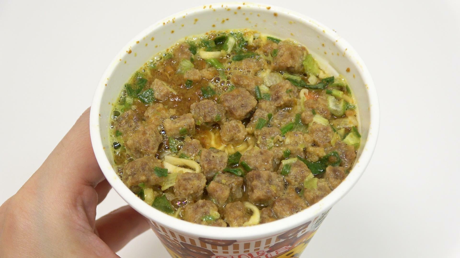 謎肉多めのカップヌードル カレー　謎肉まみれ