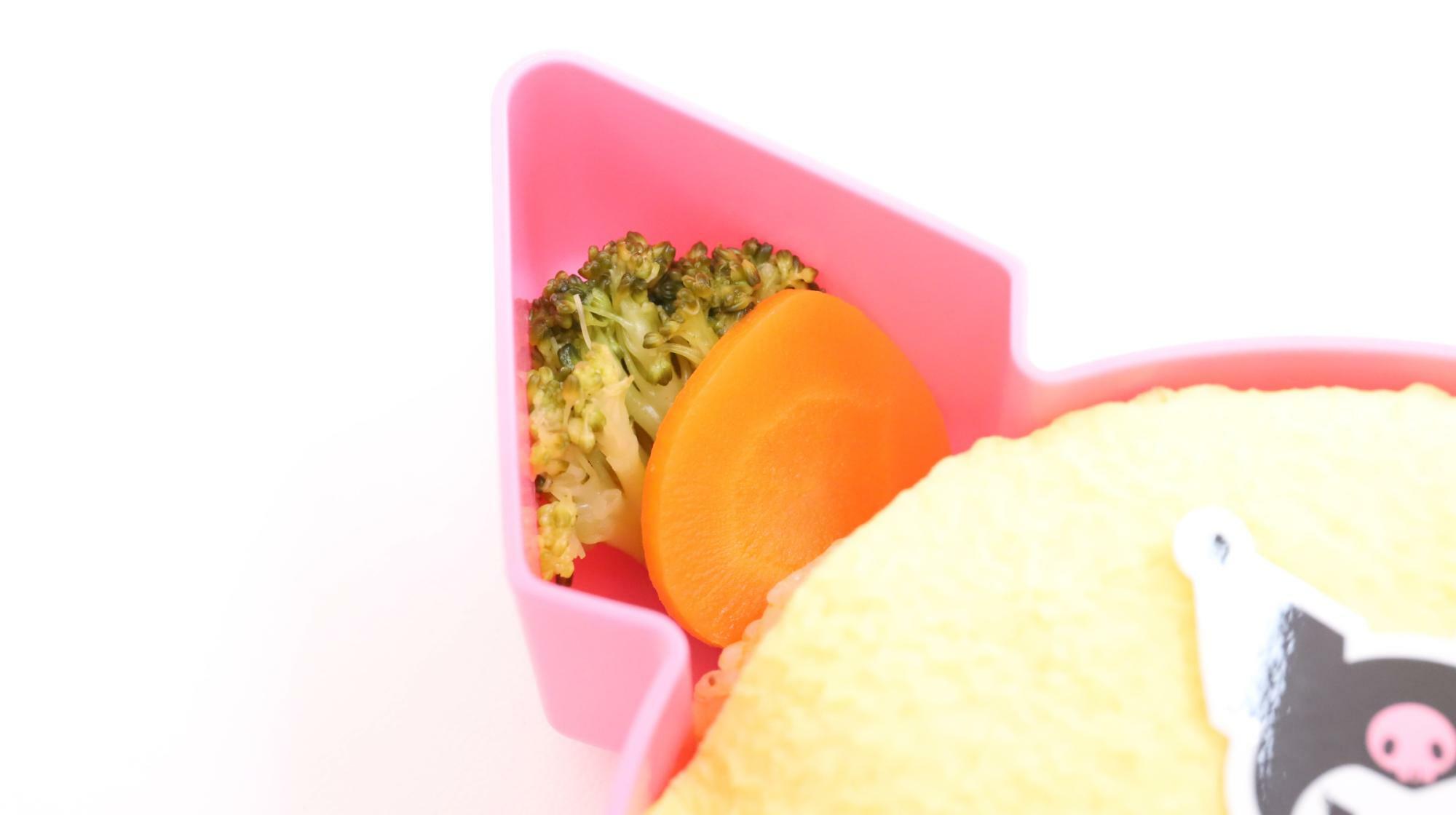 淡路屋新発売のクロミの駅弁「クロミ ランチ」左耳部分に入っている野菜