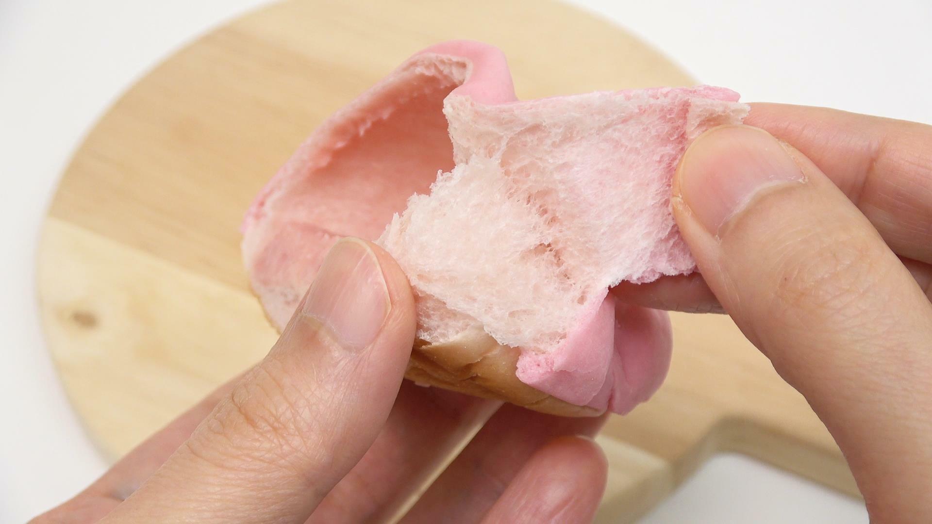 表面のピンクの生地はペロンとパンから剥がれるタイプ
