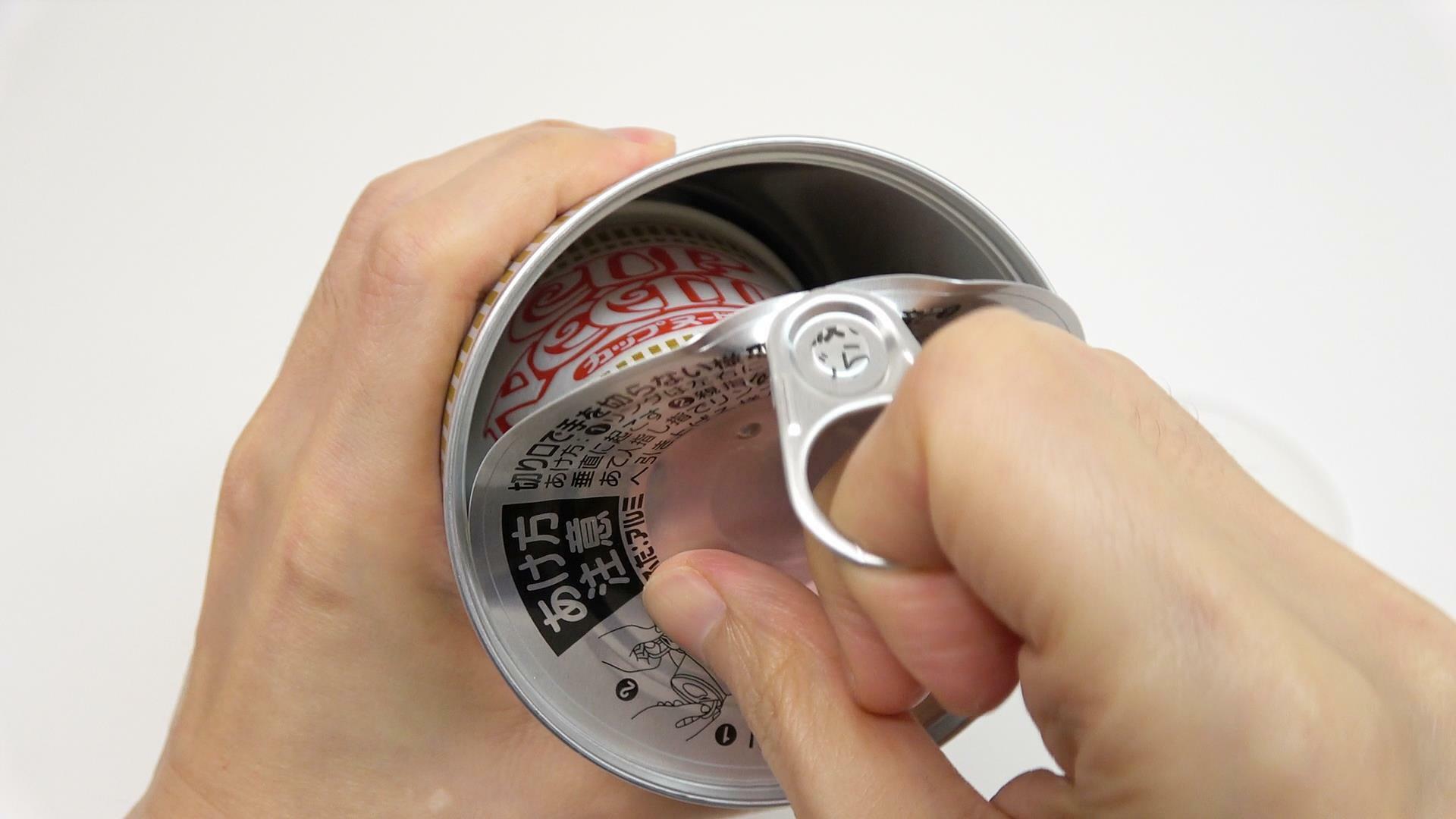 3年保存可能なカップヌードル保存缶　開封