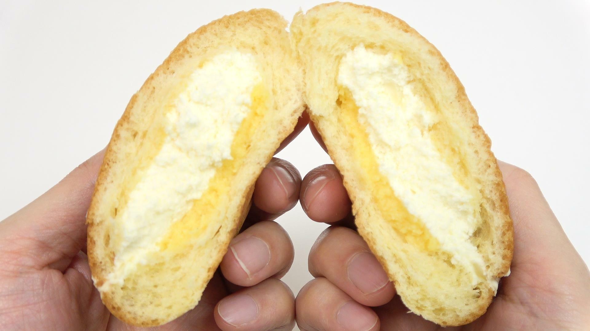 黄色み掛かったブリオッシュ生地が美味しそうなファミマのとろけるたっぷりクリームパン