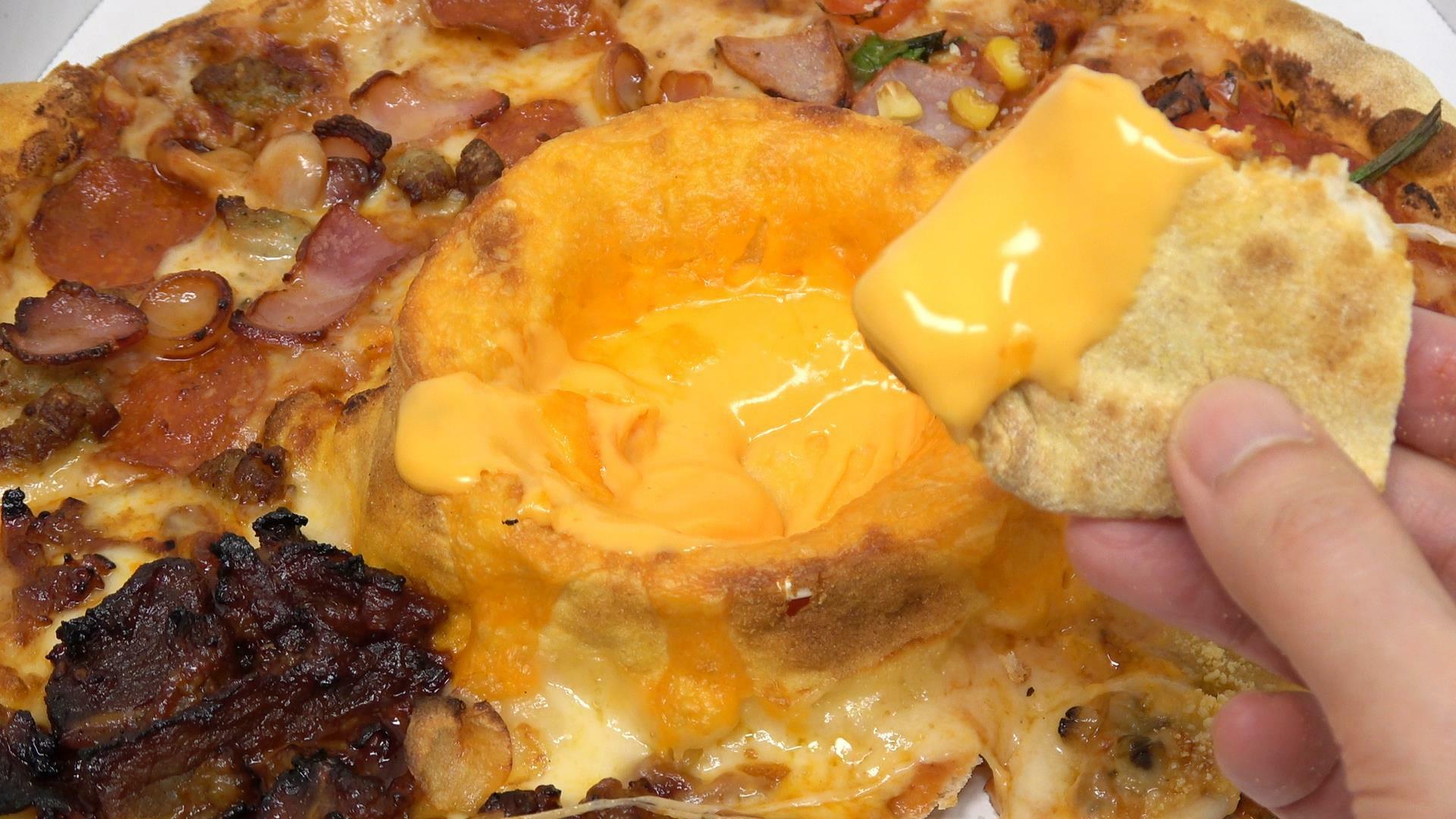 ドミノピザのチーズボルケーノ　ピザの端にもチーズソースをたっぷりつけて美味しく食べられます