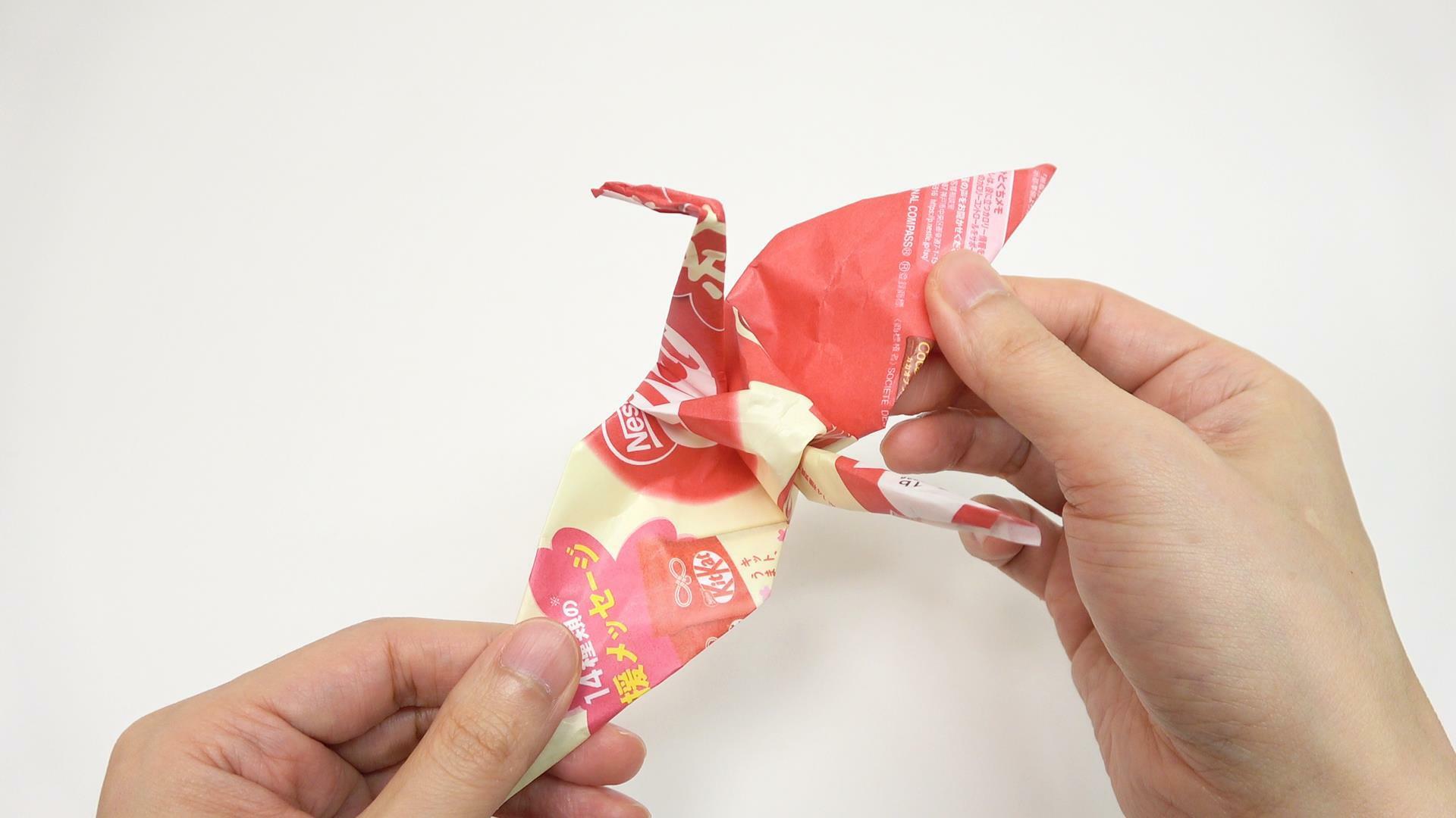 パッケージで折り紙も折ることができるキットカット