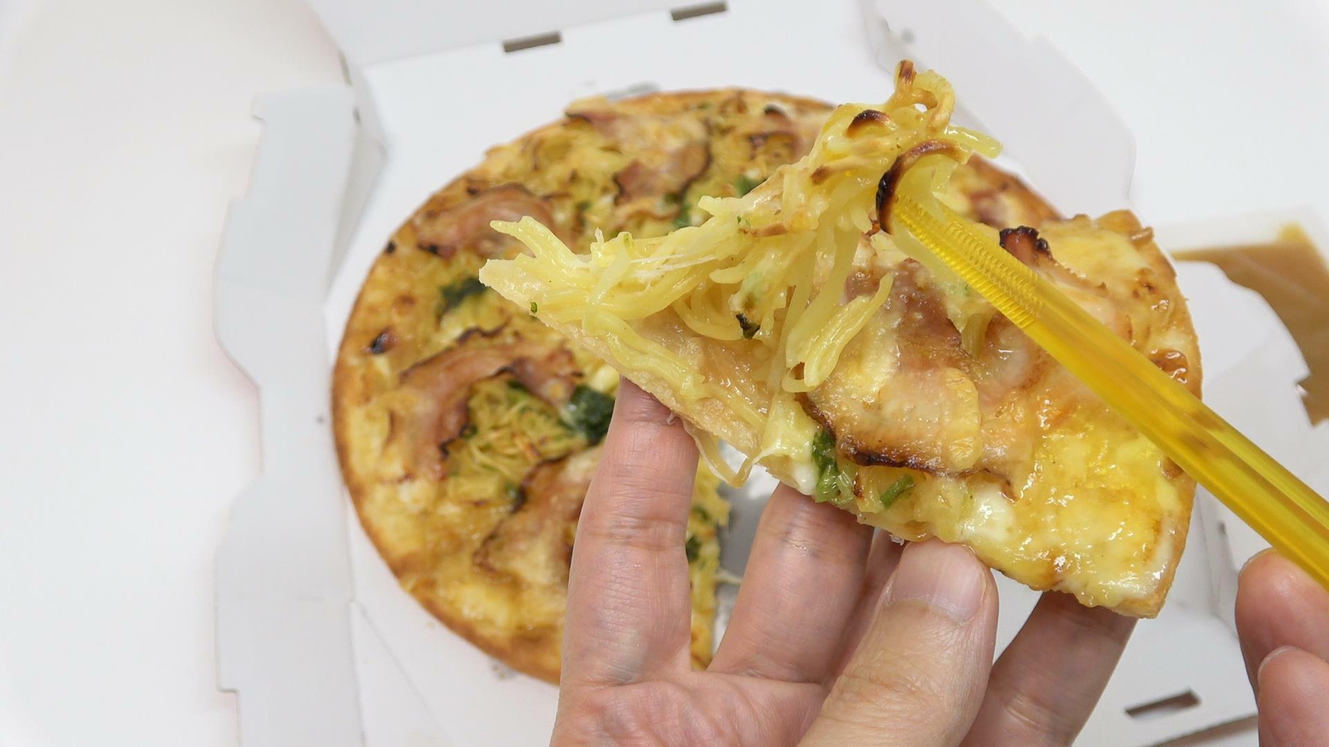 ピザハットのラーメンピザ　麺の表面はパリパリ、中はモチモチです
