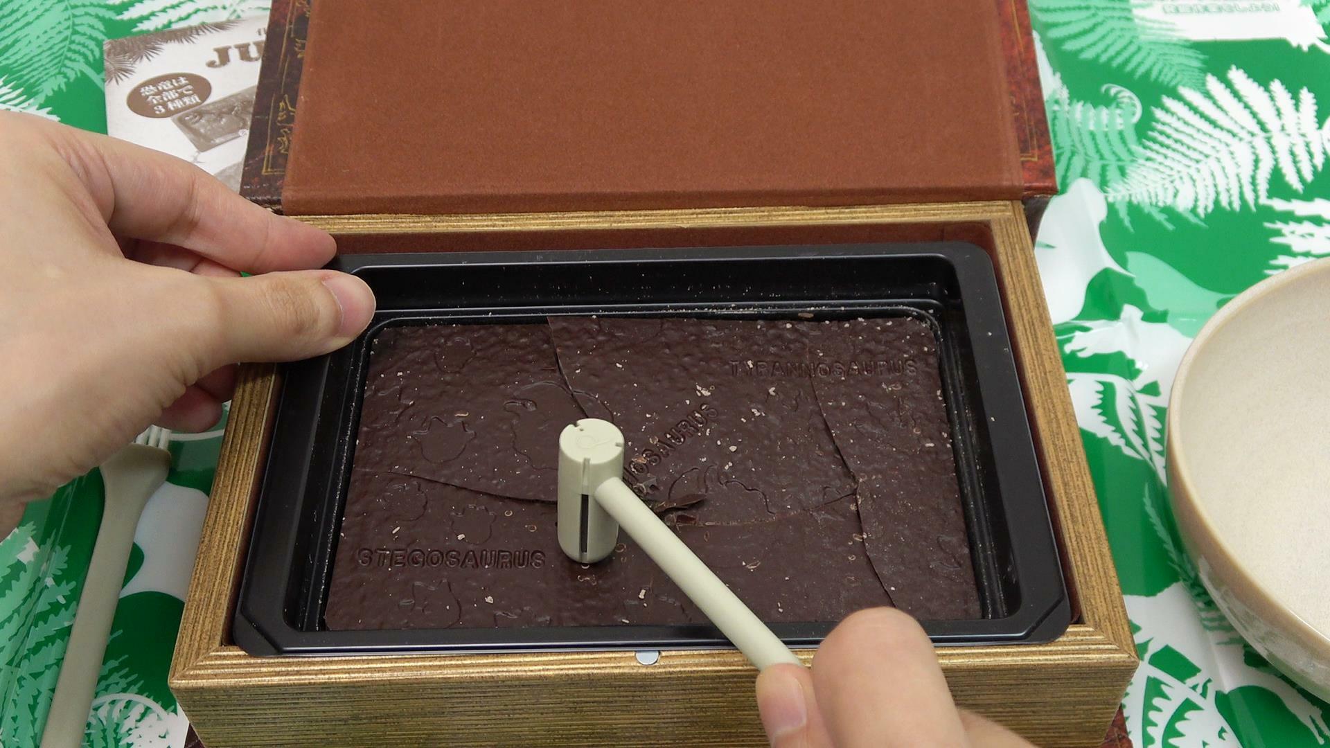 チョコの恐竜化石を発掘するジュラシックショコラ ディグアップ　ハンマーでチョコを割ります