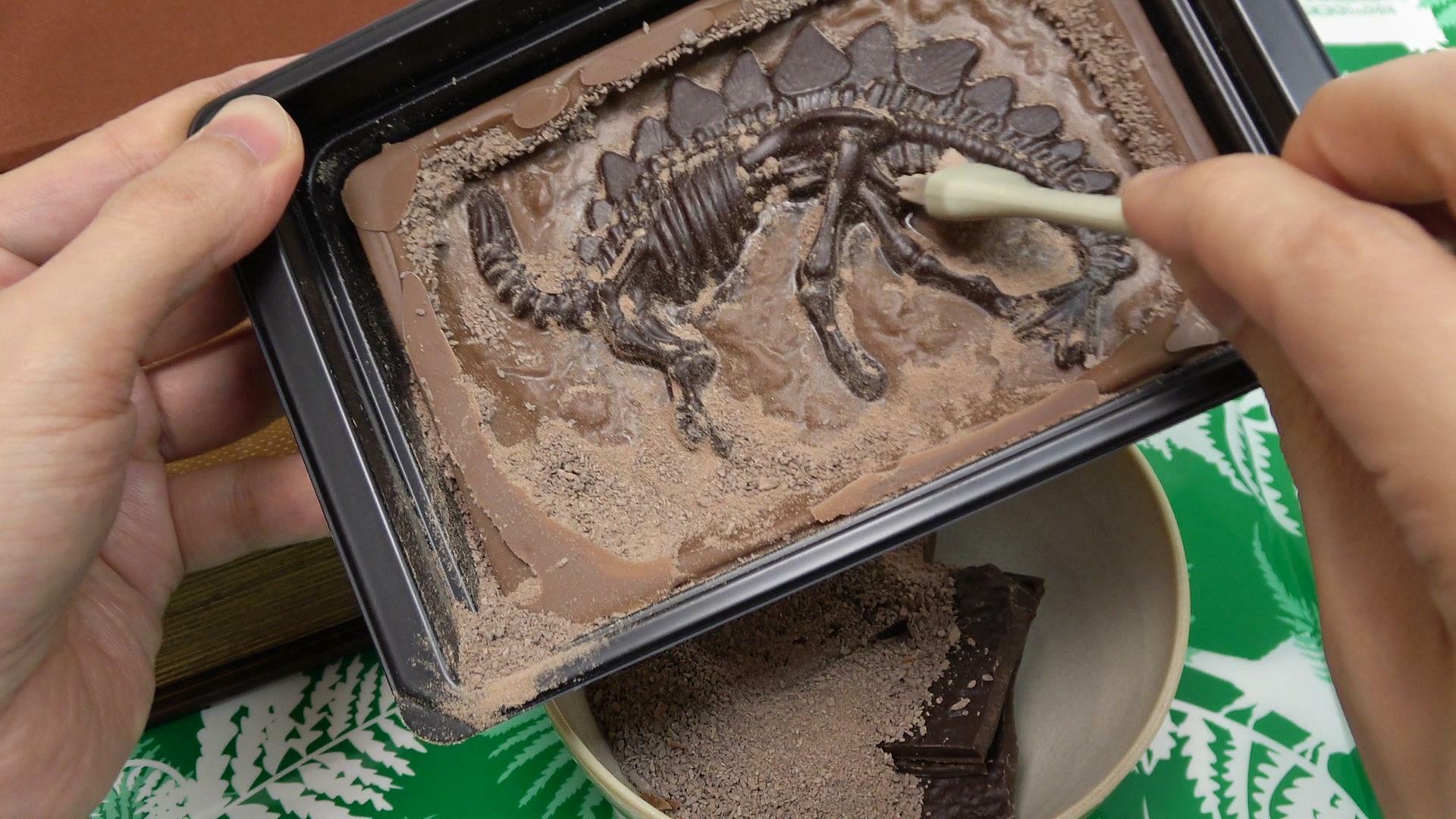 チョコの恐竜化石を発掘するジュラシックショコラ ディグアップ　刷毛で恐竜化石をきれいにします