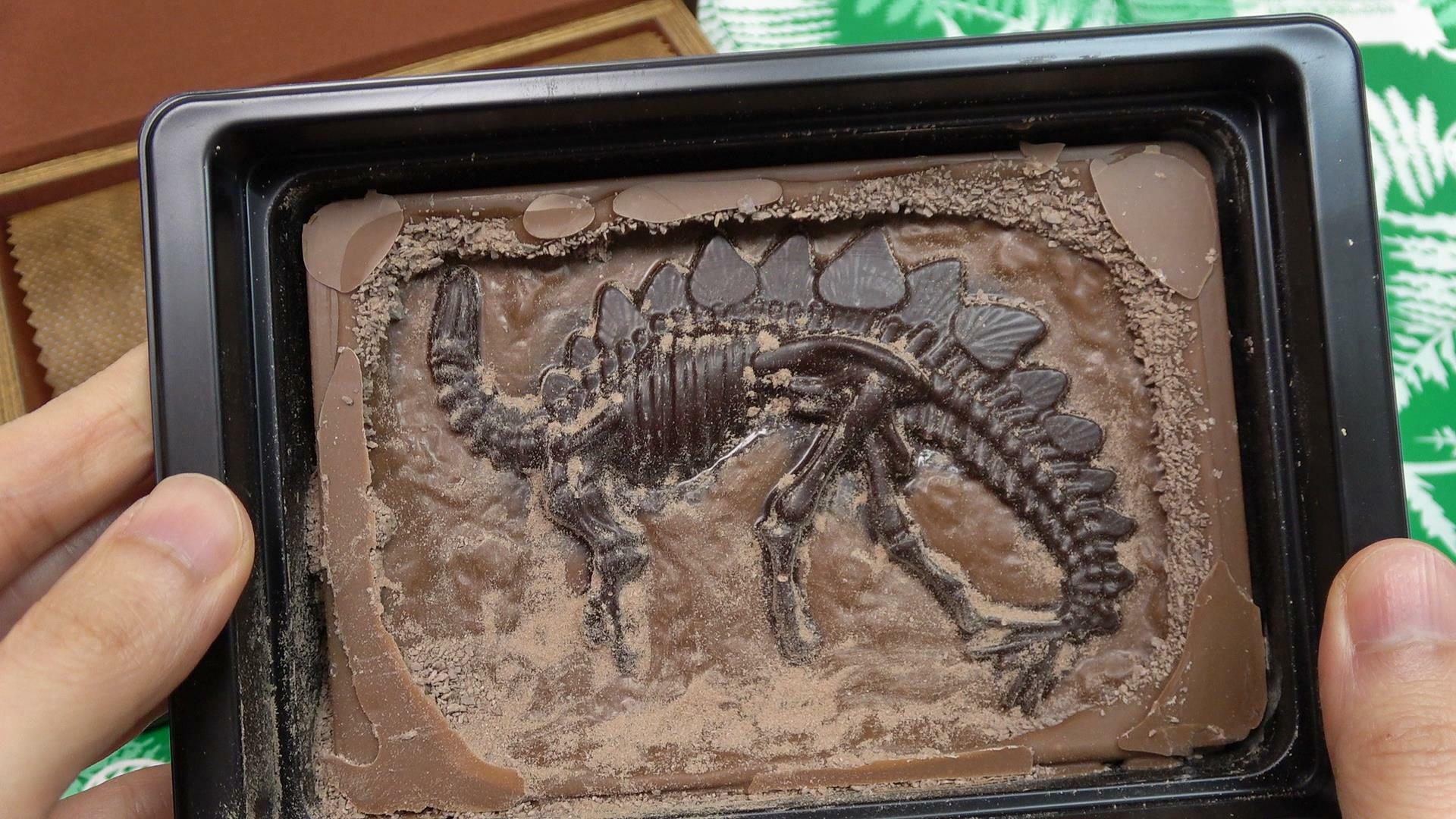 チョコの恐竜化石を発掘するジュラシックショコラ ディグアップ　本格的なチョコで美味しいです