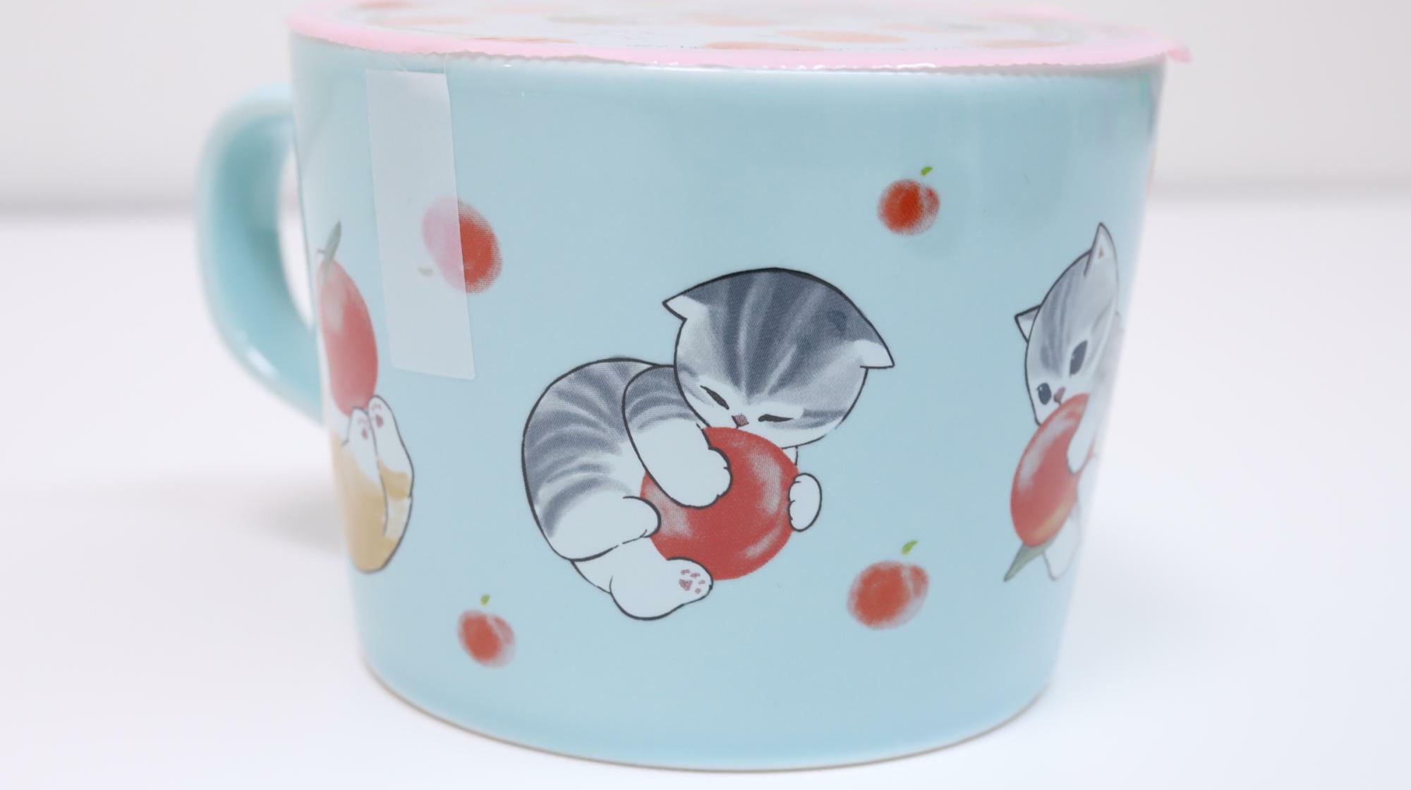 桃にじゃれるネコたちが描かれたmofusandマグ＆白桃ゼリーのカップ
