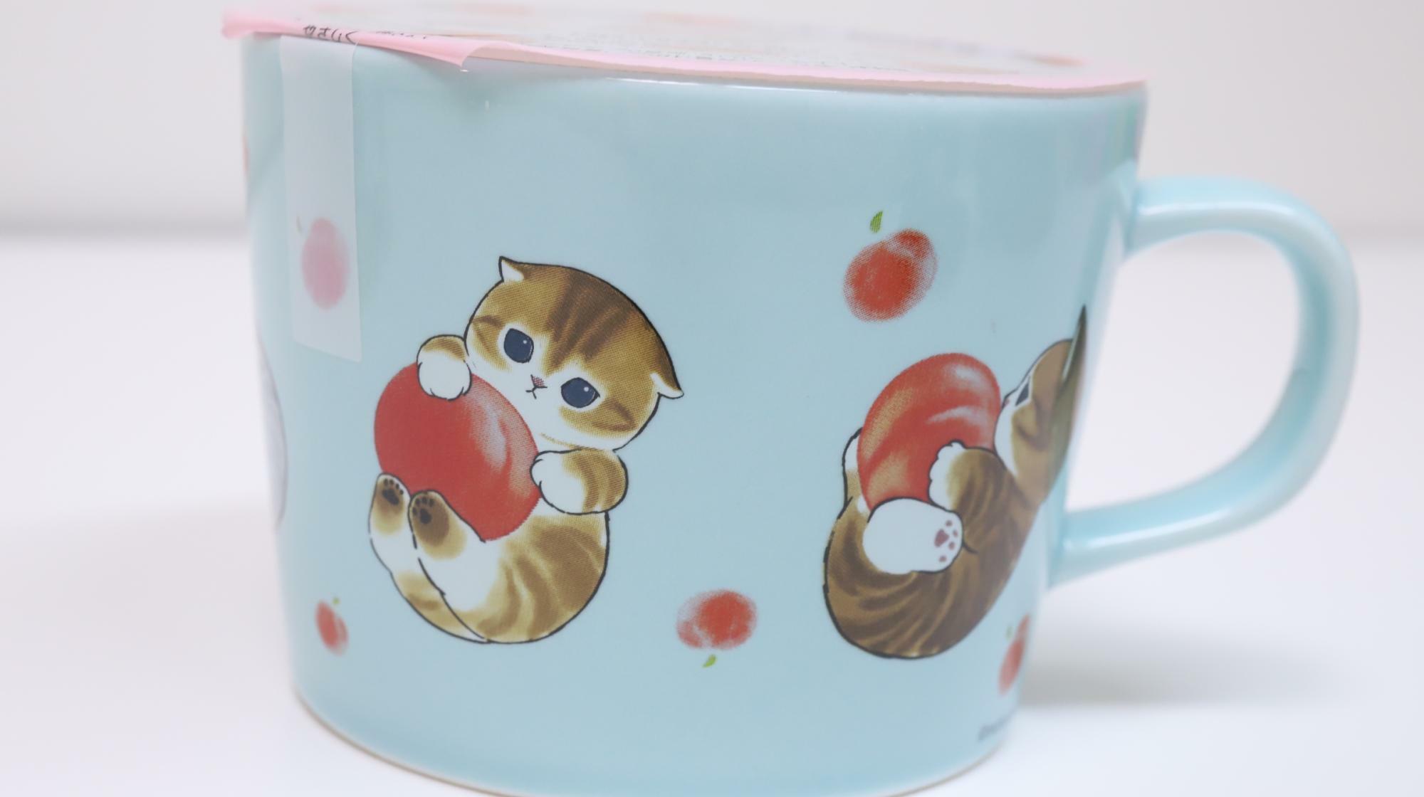 桃にじゃれるネコが描かれたmofusandマグ＆白桃ゼリーのマグカップ