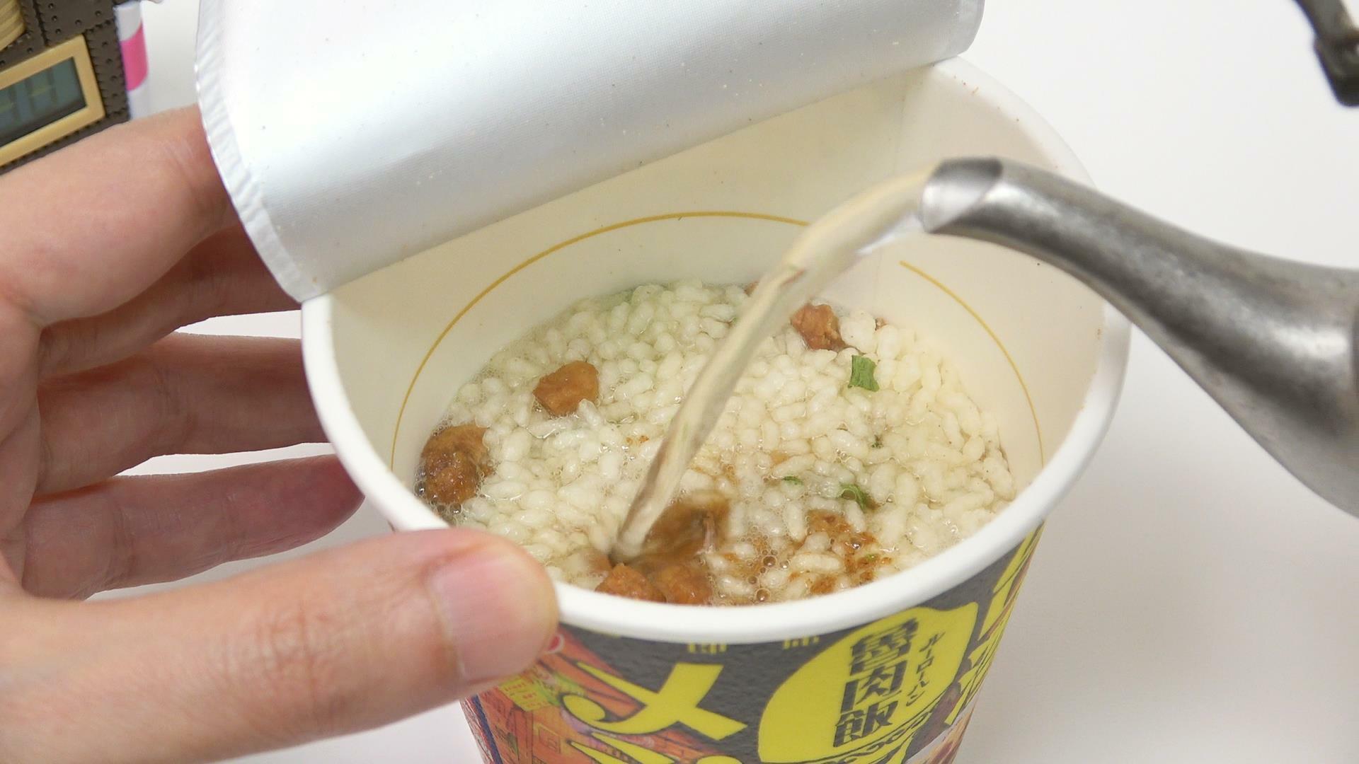 「日清台湾メシ 魯肉飯」　まんべんなくお湯を注ぐのがポイントです