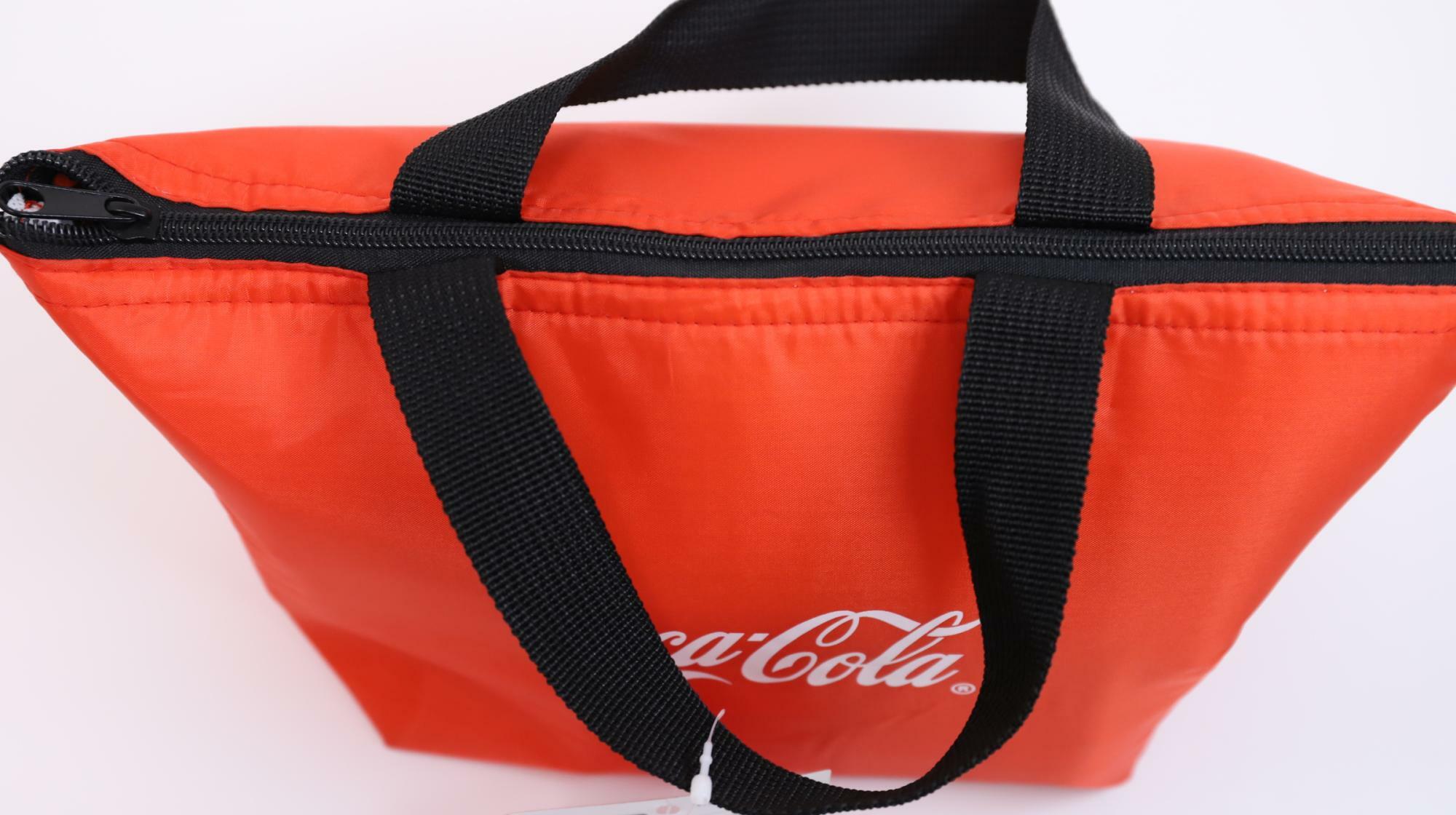 コカ・コーラのクーラーバッグが貰えるキャンペーン　持ち運びも便利そうです