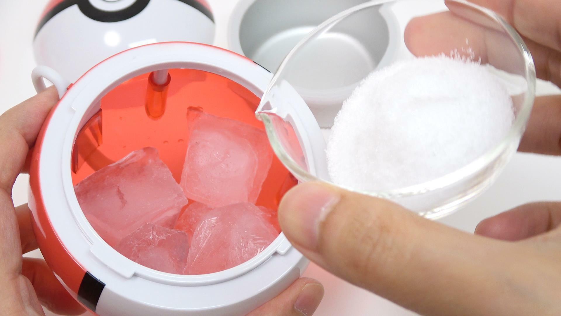 新発売のアイスだヨーヨー モンスターボール　氷、水、塩の順番で入れます