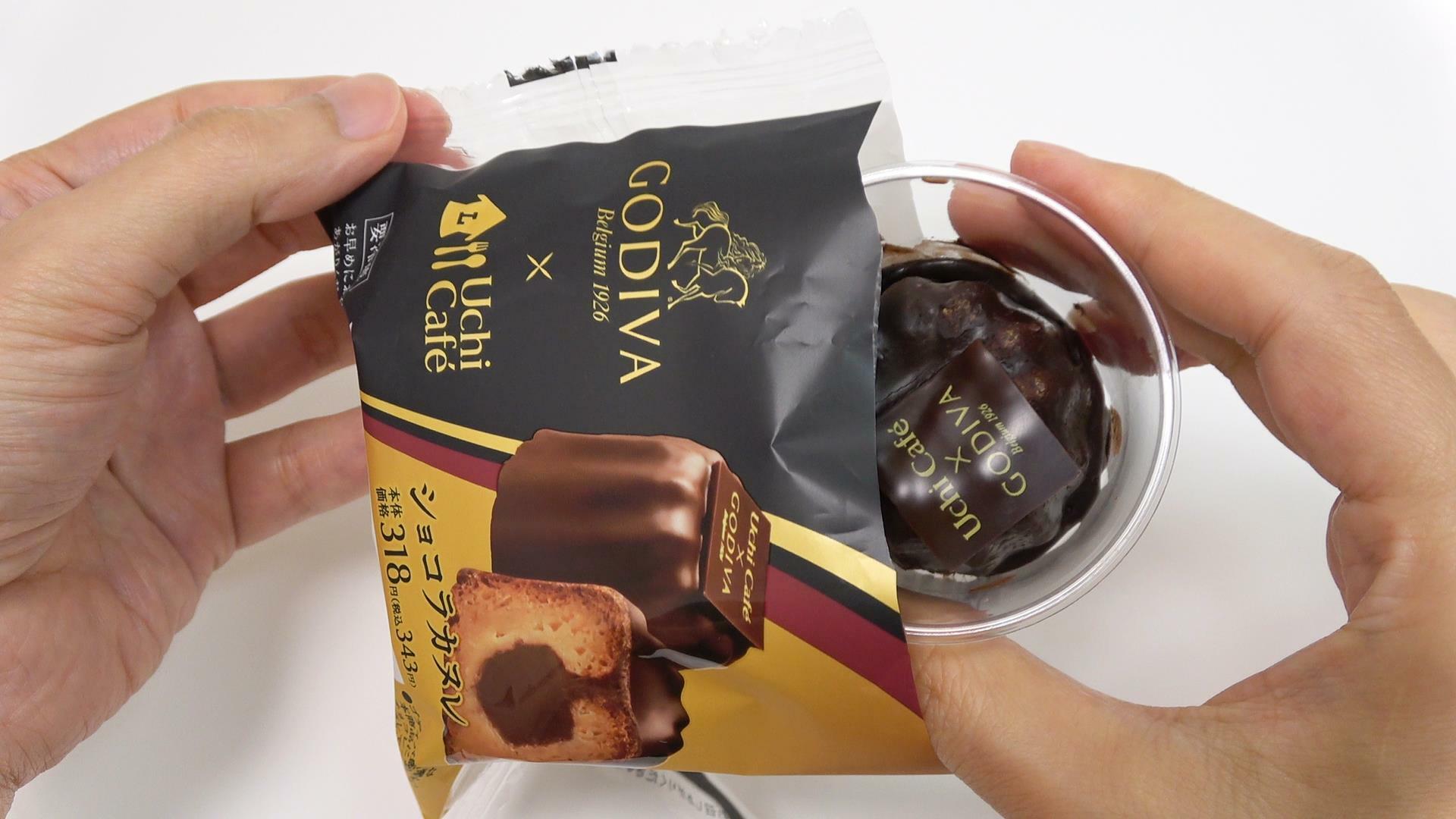 透明カップで保護されたチョコたっぷりの新発売ローソンのゴディバ監修ショコラカヌレ
