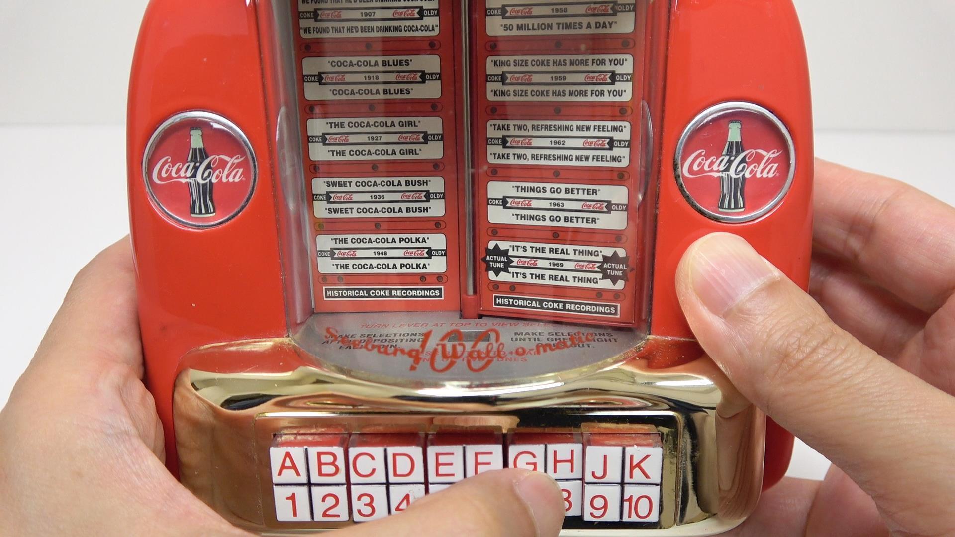 コカ・コーラのジュークボックス型のレトロな貯金箱。1996年製の コカ・コーラのジュークボックス型のレトロな貯金箱。1996年製の