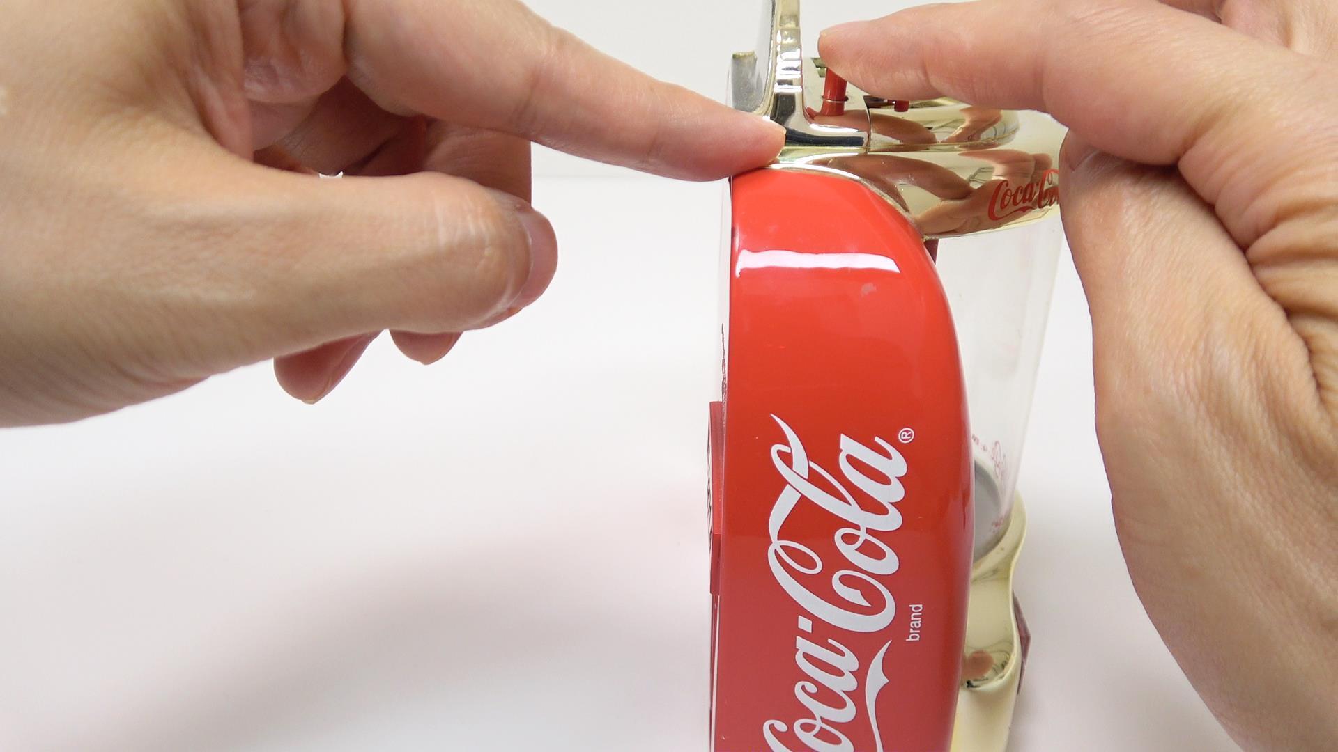 コカ・コーラのジュークボックス型のレトロな貯金箱。1996年製の コカ・コーラのジュークボックス型のレトロな貯金箱。1996年製の